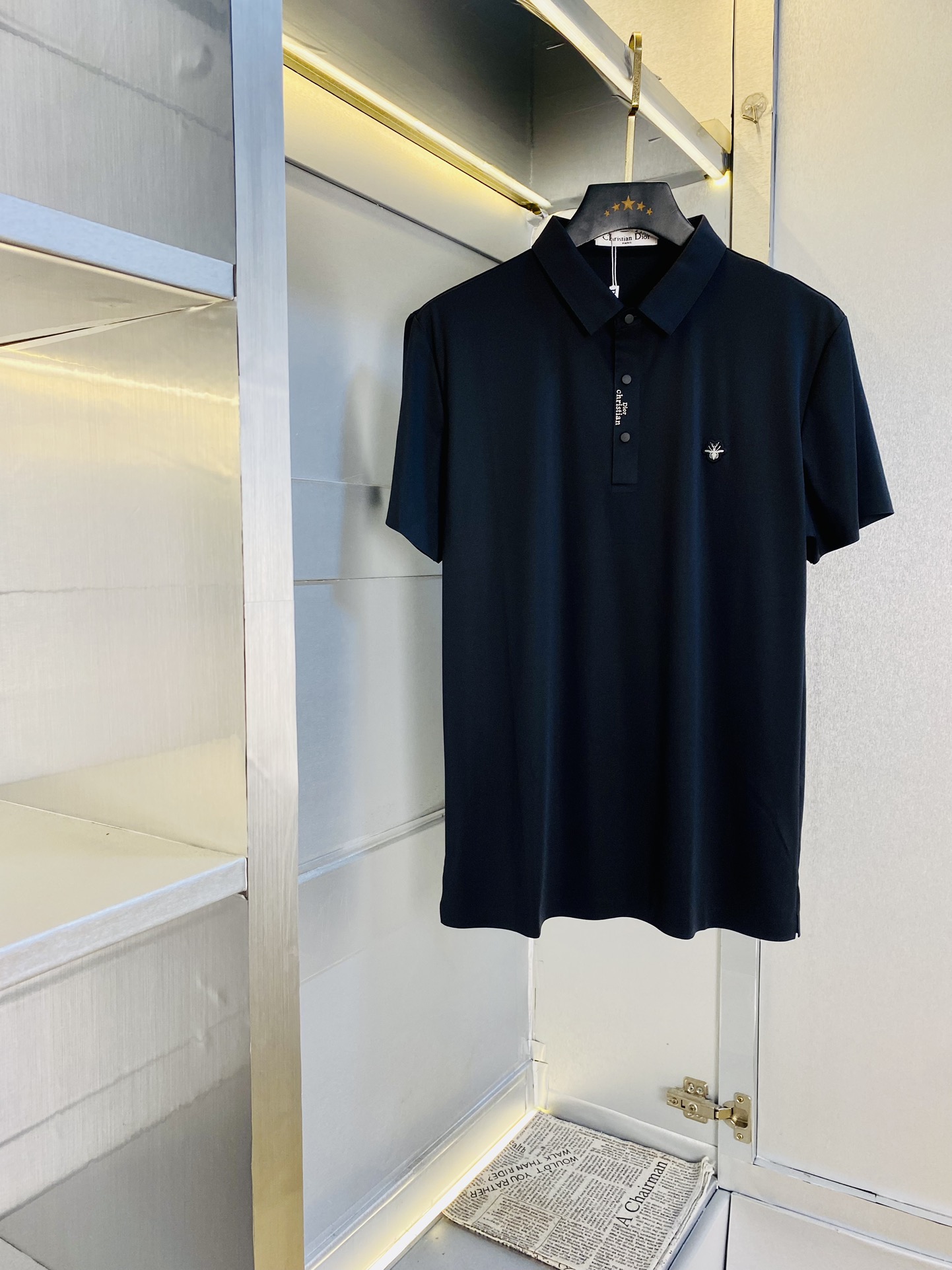 NO:513760,The original single item can wear 220 kilograms Dior Original single quality 2025 latest men's lapel short-sleeved T-shirt with high-end printed workmanship!  Selected counters to customize the top-grade double mercerized bead flooring fabric. All details are perfectly crafted and replicated 100% authentic. Original hardware, high-end customized auxiliary materials, original factory original standard, excellent upper body effect!  Code number M-4XL, dior,dior,T-shirt,tees,t-shirt,alexander wang19860909原单货可穿220斤 迪奥Dior 原单品质 2025最新款 男装翻领短袖T恤 高级印花做工！精选专柜订制顶级双丝光珠地棉进口面料 所有细节做工完美1比1复刻 还原正品百分百 原版五金 高端订制辅料 原厂原标 上身效果超赞！码数M-4XL,,dior,dior,T-shirt,tees，t-shirt,alexander wang,Men's clothing