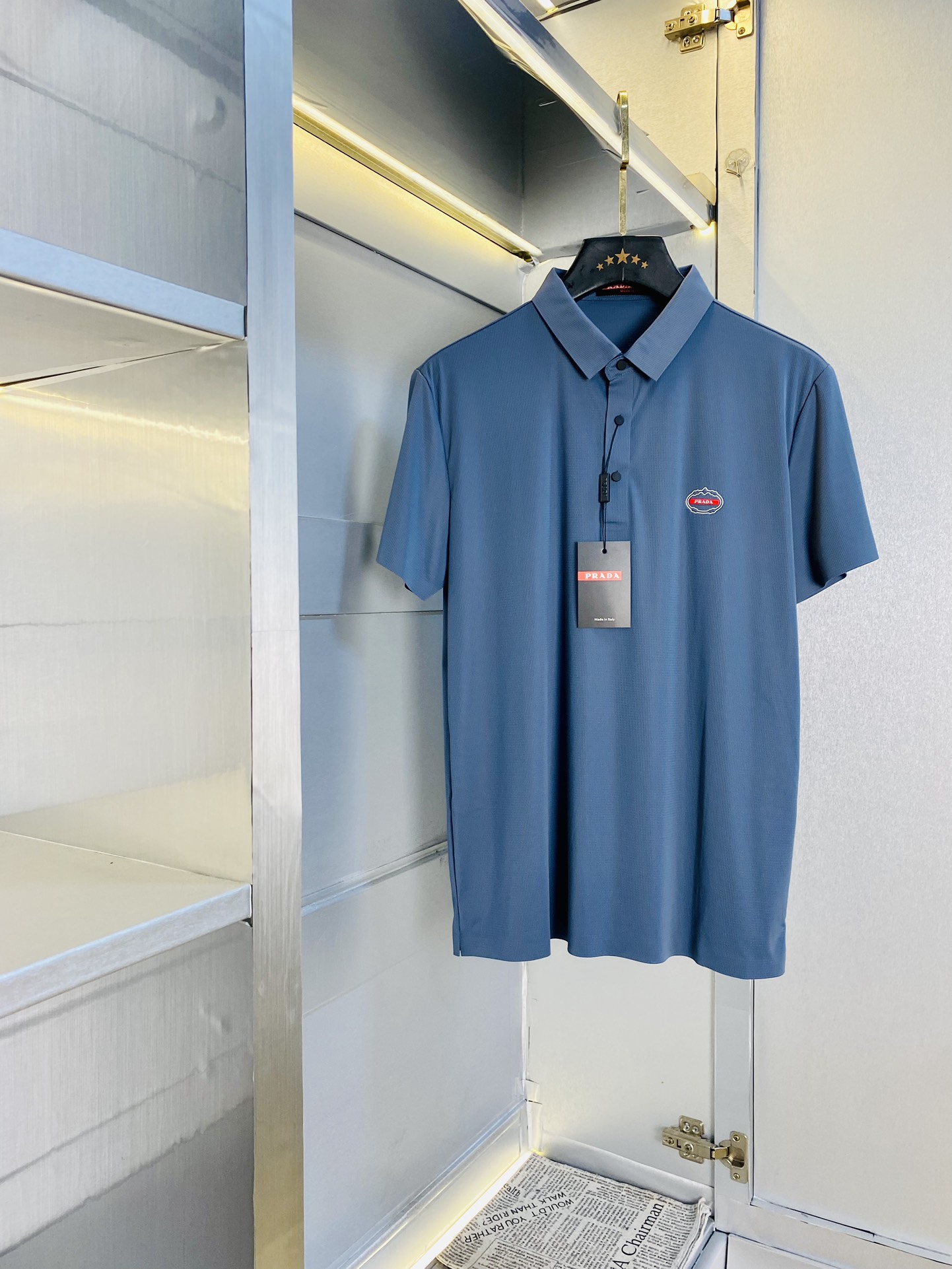 NO:161668,The original single product can wear 220 kilograms. Prada Prada original single quality. The latest model 2025 men's lapel short-sleeved T-shirt with high-end printed workmanship!  Selected counters to customize the top-grade double mercerized bead flooring fabric. All details are perfectly crafted and replicated 100% authentic. Original hardware, high-end customized auxiliary materials, original factory original standard, excellent upper body effect!  Code number M-4XL, prada, prada, T-shirt,tees, t-shirt,alexander wang19860909原单货可穿220斤 普拉达Prada 原单品质 2025最新款 男装翻领短袖T恤 高级印花做工！精选专柜订制顶级双丝光珠地棉进口面料 所有细节做工完美1比1复刻 还原正品百分百 原版五金 高端订制辅料 原厂原标 上身效果超赞！码数M-4XL,,prada,prada,T-shirt,tees，t-shirt,alexander wang,Men's clothing