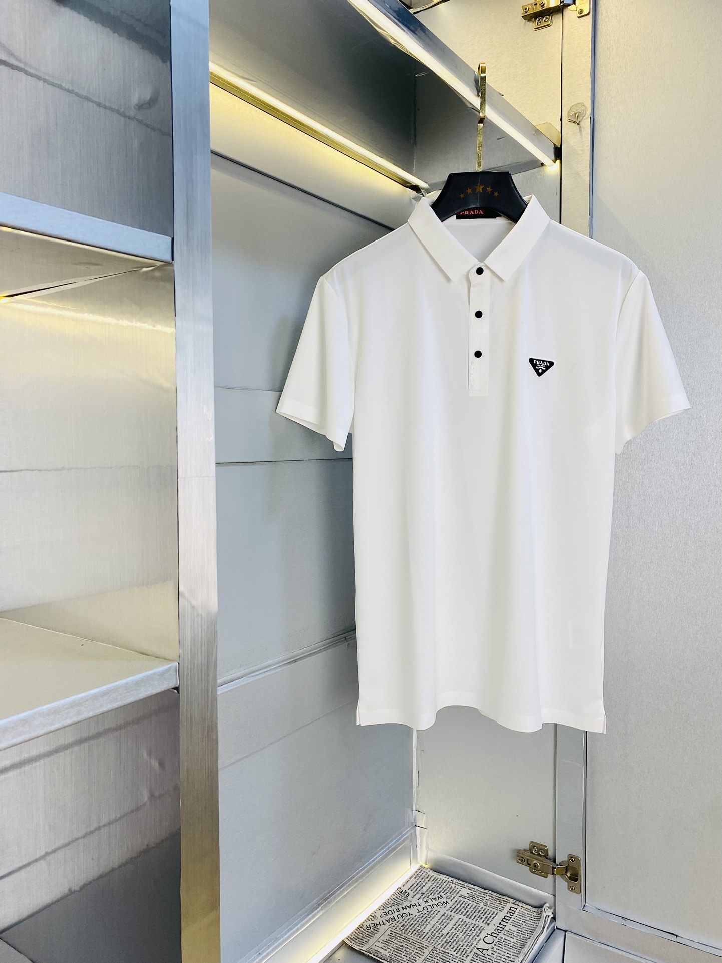 NO:513763,The original single product can wear 220 kilograms. Prada Prada original single quality. The latest model 2025 men's lapel short-sleeved T-shirt with high-end printed workmanship!  Selected counters to customize the top-grade double mercerized bead flooring fabric. All details are perfectly crafted and replicated 100% authentic. Original hardware, high-end customized auxiliary materials, original factory original standard, excellent upper body effect!  Code number M-4XL, prada, prada, T-shirt,tees, t-shirt,alexander wang19860909原单货可穿220斤 普拉达Prada 原单品质 2025最新款 男装翻领短袖T恤 高级印花做工！精选专柜订制顶级双丝光珠地棉进口面料 所有细节做工完美1比1复刻 还原正品百分百 原版五金 高端订制辅料 原厂原标 上身效果超赞！码数M-4XL,,prada,prada,T-shirt,tees，t-shirt,alexander wang,Men's clothing