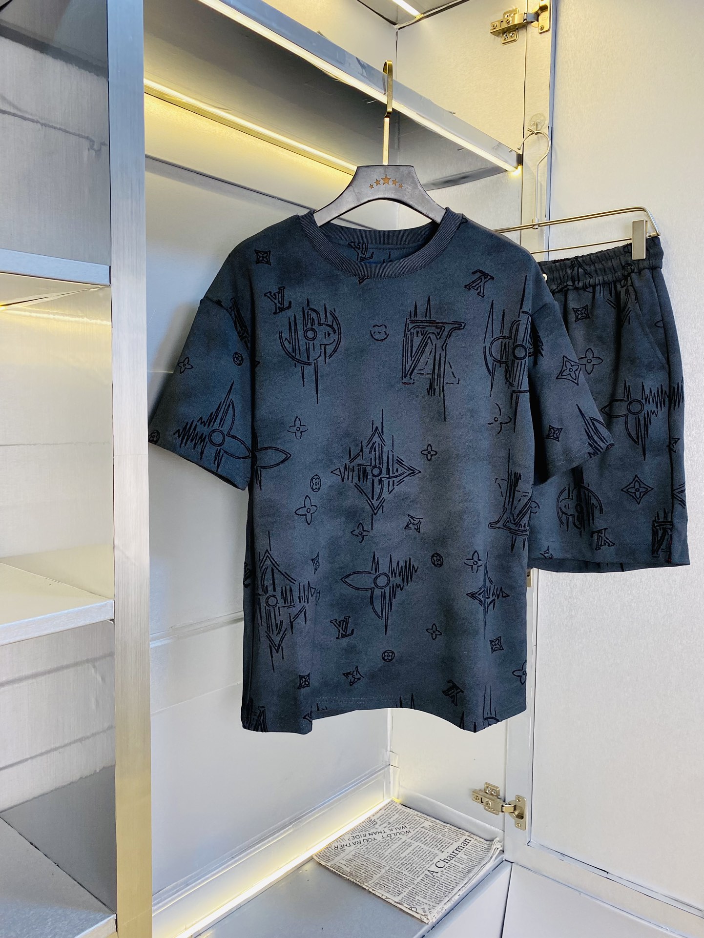 NO:452591,The official website original item can wear 220 kilograms Louis Vuitton Lv Simple and fashionable Summer new summer suit Short sleeve suit Shorts suit Very comfortable to wear, low-key and luxurious, very classy when worn, no need to say much about the trouser style and cutting, the upper body is exquisite and vivid. The truly first-class quality is the real palace-grade casual pants elastic pants, which are made of Turkey cotton, and produce the most famous tannin cloth. The quality is excellent, and the pants are heavy washing makes the pants very soft!  Straight-footed style, not picky, the upper body is absolutely stylish, extremely luxurious. Size: M-3XL (175/130 catties wear M), louis vuitton, louis vuitton, shorts, T-shirt, alexander wang19860909官网原单货 可穿220斤 路易威登Lv 简约时尚 夏季夏款新款套装短袖套装短裤套装 身穿着非常舒适 低调不失奢华 穿出去非常有档次,裤型款式和裁剪亦无需多言 上身精致跃然.真正一等一顶级质料 真正殿堂级的休闲裤松紧裤,选用土耳其的棉花 生产出最有名的单宁布 品质卓然,经过重水洗使得裤子很柔软！直脚的版型 不挑人 上身绝对的有型 极度奢华.码数:M-3XL（175/130斤穿M）,,louis vuitton,louis vuitton,shorts,T-shirt,alexander wang,Men's clothing