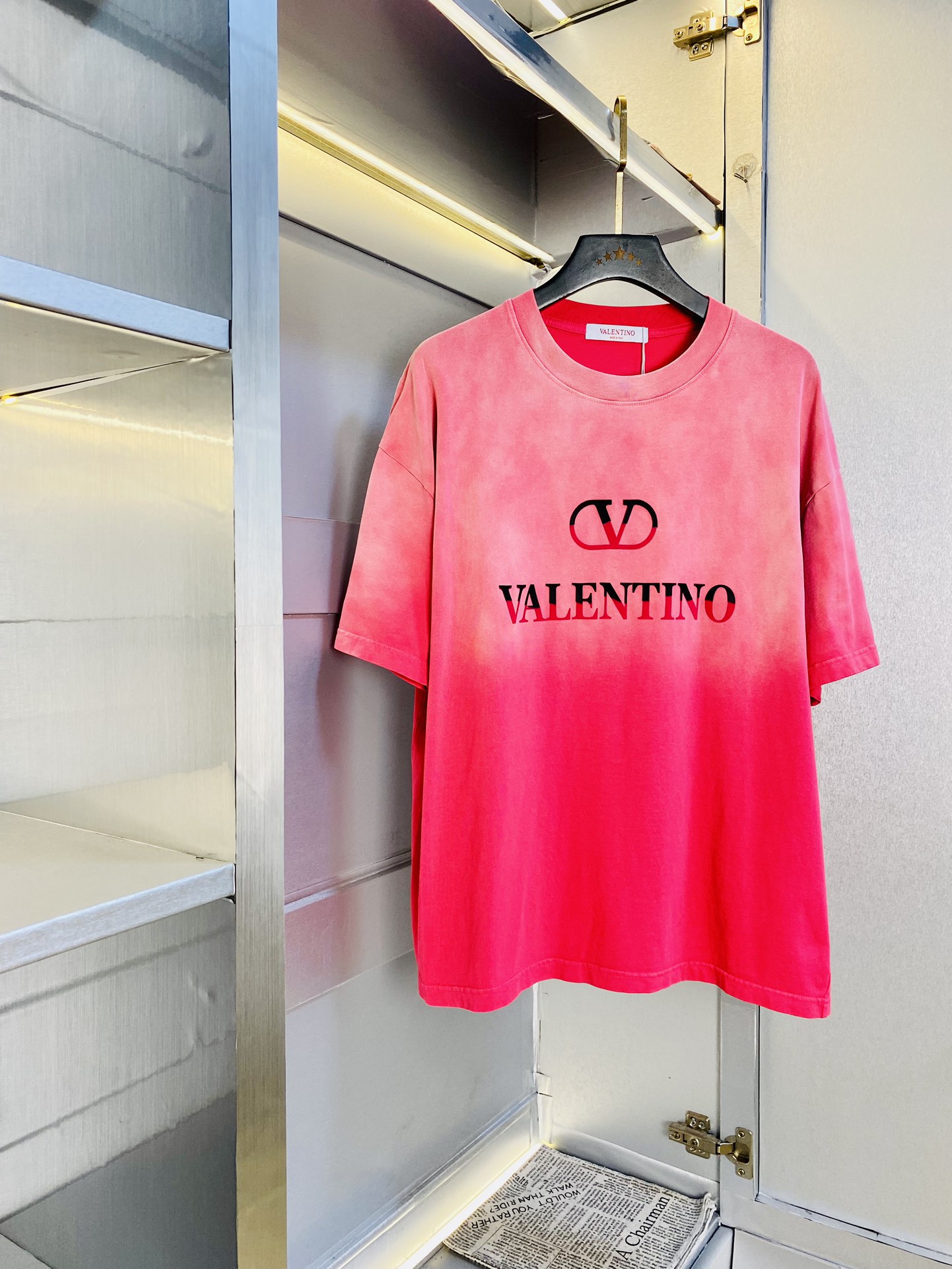 NO:424695,Wear 240 kilograms original order!  Fatty Gospel is very great Valentino Valentino Original quality Latest short-sleeved T-shirt with five-point sleeve mid-sleeved Selected counter custom-made top-grade cotton imported fabric with original wash mark!  Complete three standards, all the details are perfectly 1-to-1 reproduction, restore the authenticity 100% original hardware, high-end customized auxiliary materials, original factory original standards, excellent upper body effect!  S-XXL (175/130-160 catties of S), valentino, valentino, T-shirt, tees, t-shirt, alexander wang19860909穿240斤 原单货！胖子福音特别大华伦天奴Valentino 原单品质 最新款 短袖T恤 五分袖中袖 精选专柜订制顶级纯棉进口面料 带原版洗水唛！三标齐全 所有细节做工完美1比1复刻 还原正品百分百 原版五金 高端订制辅料 原厂原标 上身效果超赞！码数偏大S-XXL(175/130-160斤穿S),,valentino,valentino,T-shirt,tees，t-shirt,alexander wang,Men's clothing