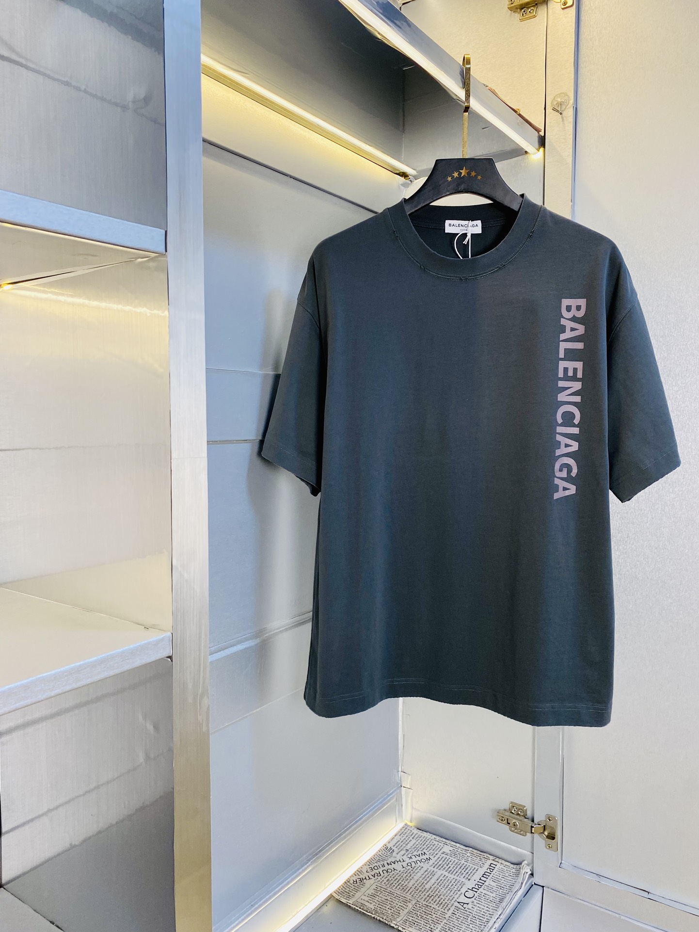 NO:480639,Wear 220 pounds, gospel of fat man, couple outfit Balenciaga, original single quality, latest 2025 men's short-sleeved T-shirt, selected counter customized top mercerized cotton imported fabric, all details are perfectly 1 to 1 replica, restore the authentic 100% original hardware, high-end customized auxiliary materials, original factory original standard, excellent upper body effect!  M-3XL (175/130 catties M), balenciaga, balenciaga, T-shirt, tees, t-shirt, alexander wang19860909穿220斤 胖子福音 情侣装巴黎世家Balenciaga 原单品质 2025最新款 男装短袖T恤 精选专柜订制顶级丝光棉进口面料 所有细节做工完美1比1复刻 还原正品百分百 原版五金 高端订制辅料 原厂原标 上身效果超赞！码数偏大M-3XL(175/130斤穿M),,balenciaga,balenciaga,T-shirt,tees，t-shirt,alexander wang,Men's clothing