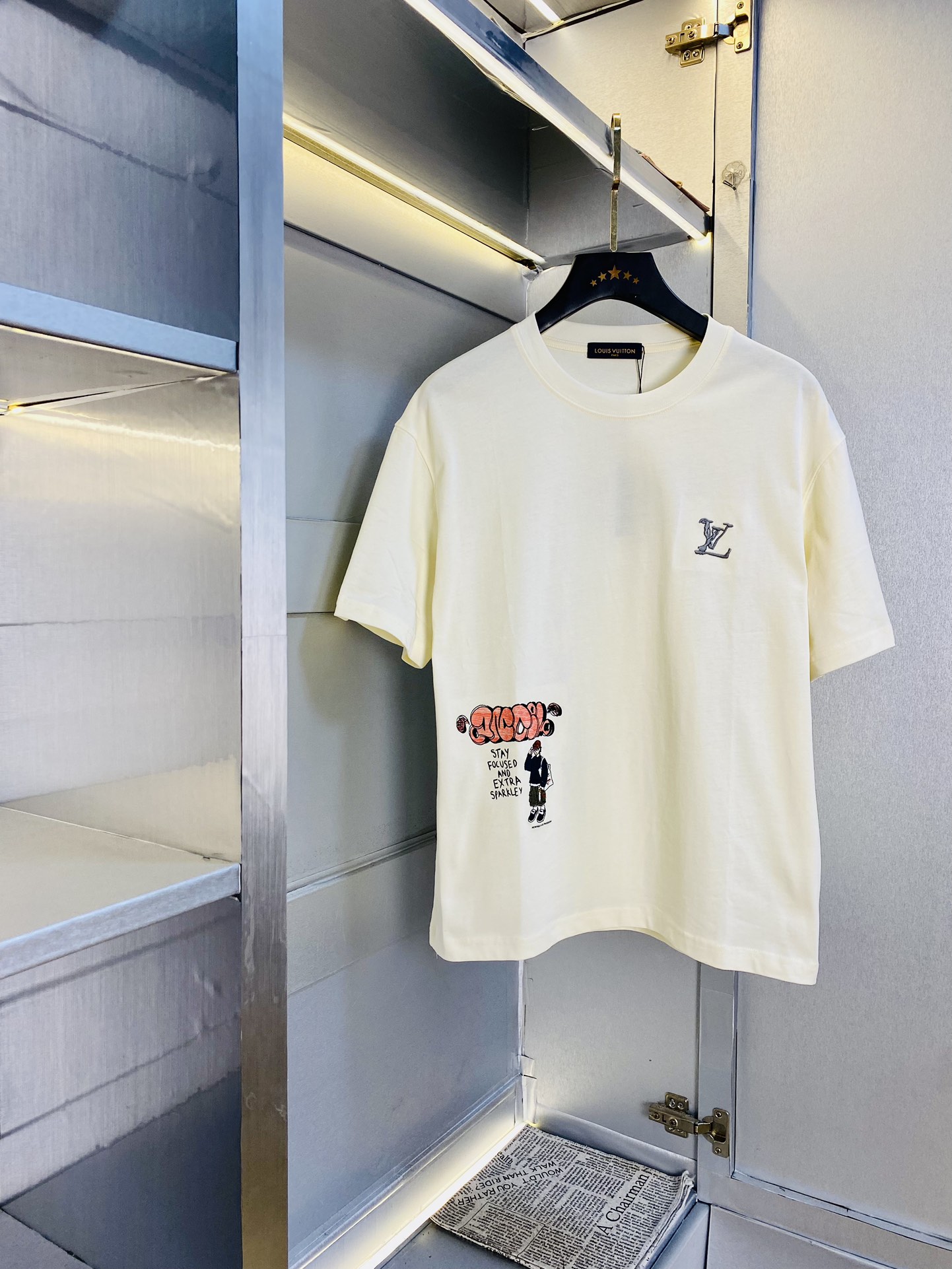 NO:424643,Wearing 220 pounds, Fatty Gospel, couple outfit Louis Vuitton Lv, original quality, latest style, men's short-sleeved T-shirt, selected counter customized top mercerized cotton imported fabric, all details are perfectly 1 to 1 replica, restore the authentic 100% original hardware, high-end customized auxiliary materials, original factory original standard, excellent upper body effect!  M-3XL (175/130 catties M), louis vuitton,louis vuitton,t-shirt,tees,t-shirt,alexander wang19860909穿220斤 胖子福音 情侣装路易威登Lv 原单品质 最新款 男装短袖T恤 精选专柜订制顶级丝光棉进口面料 所有细节做工完美1比1复刻 还原正品百分百 原版五金 高端订制辅料 原厂原标 上身效果超赞！码数偏大M-3XL(175/130斤穿M),,louis vuitton,louis vuitton,T-shirt,tees，t-shirt,alexander wang,Men's clothing