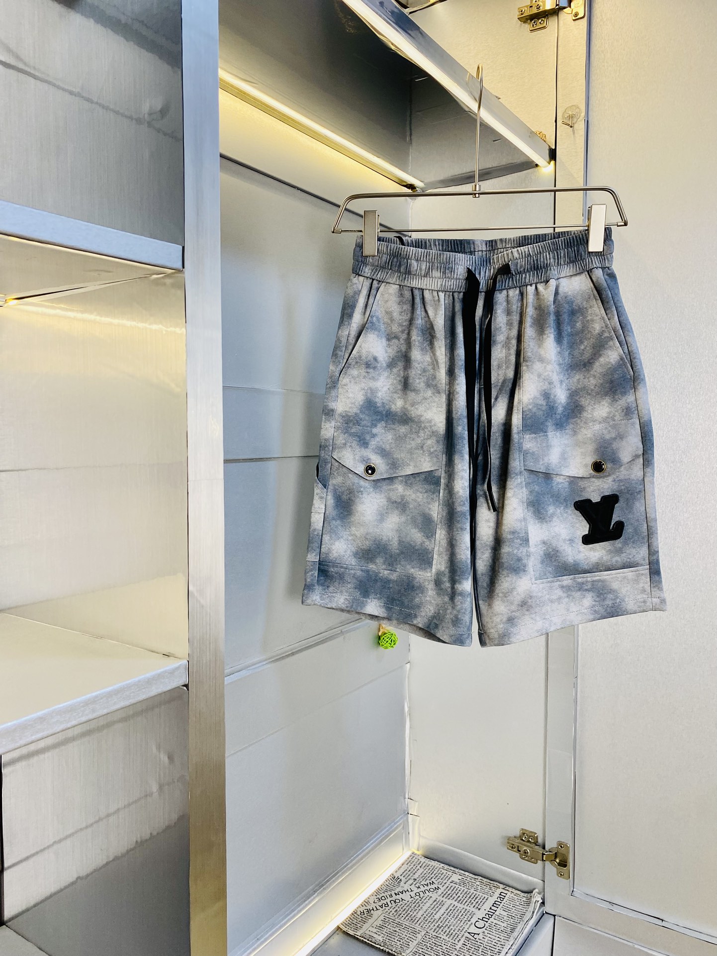 NO:424562,The gospel of the couple's fat man, pounds can be worn, Louis Vuitton Lv, a big recommendation!  The latest summer must-have counter series shorts, beach pants, five-quarter pants, casual pants, high-end customized original hardware. The upper body effect is super positive, the leg lines are fully demonstrated. The imported quick-drying fabric is provided by all customers. The texture is tight and delicate. The upper body is very comfortable and stylish, and it is extremely practical and versatile, which is very worth buying!  Requested recommendations from old customers!  Number of codes: M-3XL, louis vuitton,louis vuitton, shorts,alexander wang19860909情侣款胖子福音 斤可穿 路易威登Lv 重磅推荐！夏季必备专柜系列最新款短裤沙滩裤五分裤休闲裤高端订制原版五金 上身效果超正,腿部线条完全得到彰显,全客供进口速干面料 纹理 紧致细腻,上身非常舒适有型,而且极为实穿百搭,非常值得入手！老客户必收推荐！ 码数:M-3XL,,louis vuitton,louis vuitton,shorts,alexander wang,Men's clothing