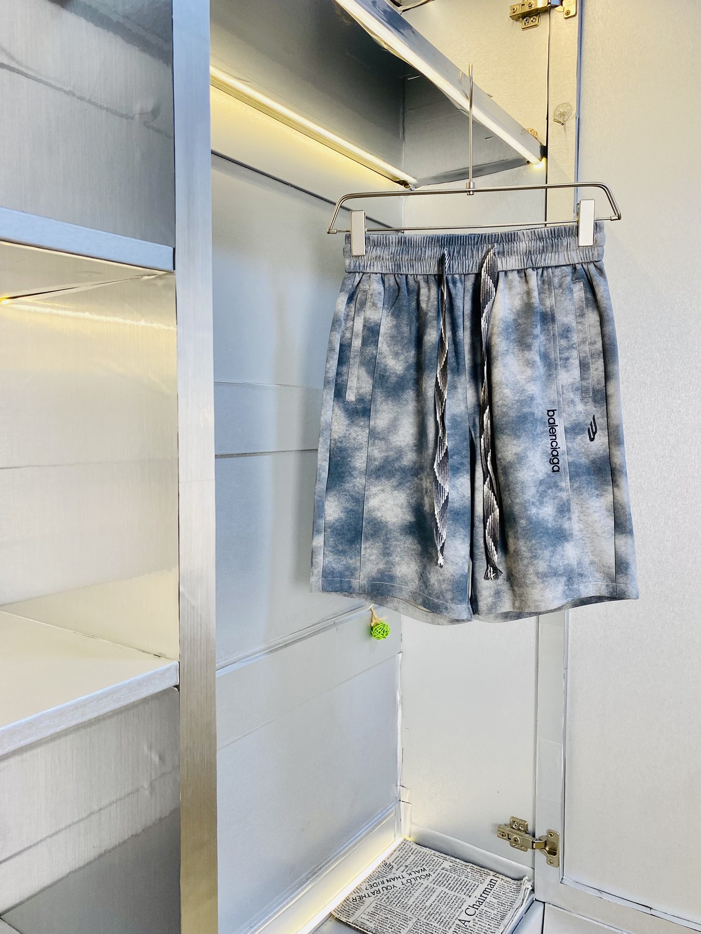 NO:424552,The gospel of the couple's fat man, pounds can be worn, Balenciaga, a big recommendation!  The latest summer must-have counter series shorts, beach pants, five-quarter pants, casual pants, high-end customized original hardware. The upper body effect is super positive, the leg lines are fully demonstrated. The imported quick-drying fabric is provided by all customers. The texture is tight and delicate. The upper body is very comfortable and stylish, and it is extremely practical and versatile, which is very worth buying!  Requested recommendations from old customers!  Number of codes: M-3XL, balenciaga, balenciaga, shorts, alexander wang19860909情侣款胖子福音 斤可穿 巴黎世家Balenciaga 重磅推荐！夏季必备专柜系列最新款短裤沙滩裤五分裤休闲裤高端订制原版五金 上身效果超正,腿部线条完全得到彰显,全客供进口速干面料 纹理 紧致细腻,上身非常舒适有型,而且极为实穿百搭,非常值得入手！老客户必收推荐！ 码数:M-3XL,,balenciaga,balenciaga,shorts,alexander wang,Men's clothing