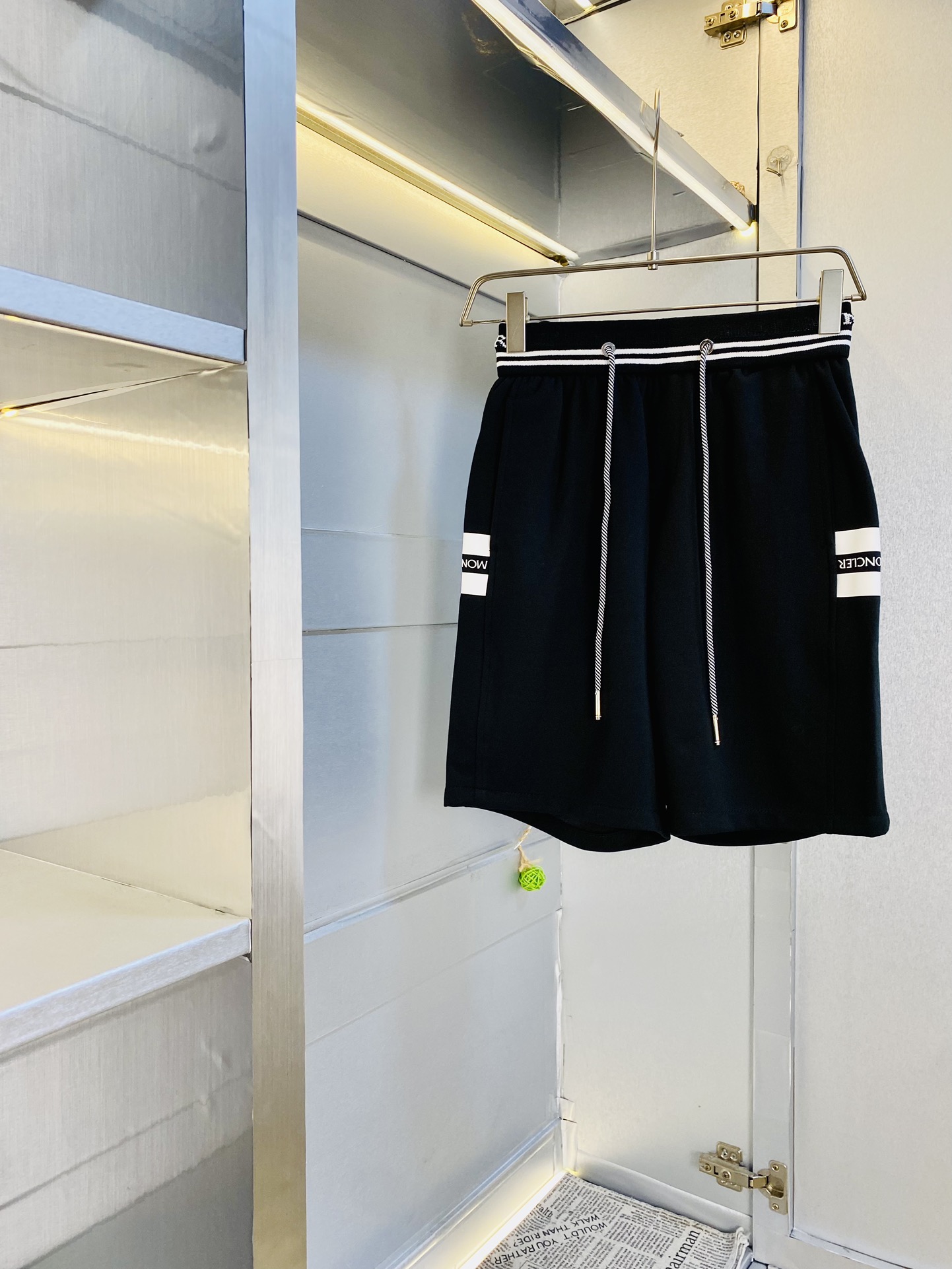 NO:449314,Gospel of Fatty Couple Style 200 pounds to wear, Moncler, a heavy recommendation!  The latest version of the 2025 summer essential counter series shorts, beach pants, five-quarter pants, casual pants, high-end customized original hardware. The upper body effect is super positive, the leg lines are fully demonstrated. The imported quick-drying fabric is provided by all customers. The texture is tight and delicate, the upper body is very comfortable and stylish, and it is extremely practical and versatile, which is very worth buying!  Requested recommendations from old customers!  Number of codes: M-3XL, Moncler, shorts, alexander wang19860909情侣款胖子福音 200斤可穿 蒙口Moncler 重磅推荐！2025夏季必备专柜系列最新款短裤沙滩裤五分裤休闲裤高端订制原版五金 上身效果超正,腿部线条完全得到彰显,全客供进口速干面料 纹理 紧致细腻,上身非常舒适有型,而且极为实穿百搭,非常值得入手！老客户必收推荐！ 码数:M-3XL,,Moncler,shorts,alexander wang,Men's clothing