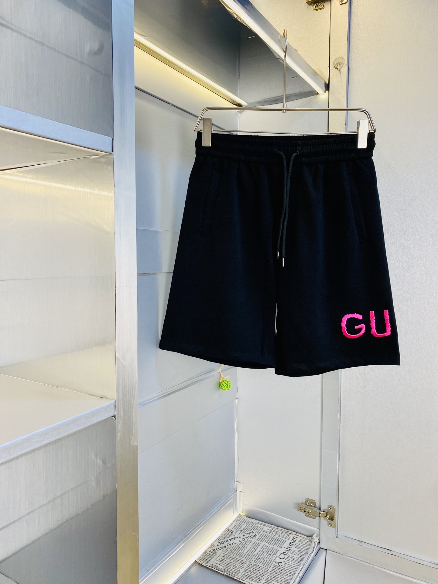 NO:449321,Gospel of Fatty Couple Style, 200 pounds to wear, Gucci, a big recommendation!  The latest version of the 2025 summer essential counter series shorts, beach pants, five-quarter pants, casual pants, high-end customized original hardware. The upper body effect is super positive, the leg lines are fully demonstrated. The imported quick-drying fabric is provided by all customers. The texture is tight and delicate, the upper body is very comfortable and stylish, and it is extremely practical and versatile, which is very worth buying!  Requested recommendations from old customers!  Code count: M-3XL, gucci, shorts, alexander wang19860909情侣款胖子福音 200斤可穿 古奇Gucci 重磅推荐！2025夏季必备专柜系列最新款短裤沙滩裤五分裤休闲裤高端订制原版五金 上身效果超正,腿部线条完全得到彰显,全客供进口速干面料 纹理 紧致细腻,上身非常舒适有型,而且极为实穿百搭,非常值得入手！老客户必收推荐！ 码数:M-3XL,,gucci,shorts,alexander wang,Men's clothing