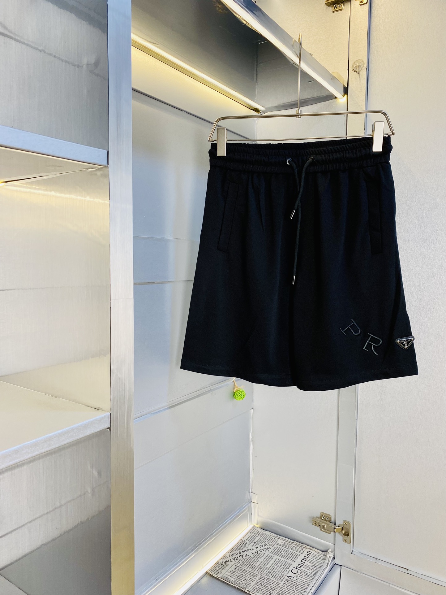 NO:462937,The gospel of Fatty Couple Style 200 pounds to wear Prada Prada is a big recommendation!  The latest version of the 2025 summer essential counter series shorts, beach pants, five-quarter pants, casual pants, high-end customized original hardware. The upper body effect is super positive, the leg lines are fully demonstrated. The imported quick-drying fabric is provided by all customers. The texture is tight and delicate, the upper body is very comfortable and stylish, and it is extremely practical and versatile, which is very worth buying!  Requested recommendations from old customers!  Number of codes: M-3XL, prada, prada, shorts, alexander wang19860909情侣款胖子福音 200斤可穿 普拉达Prada 重磅推荐！2025夏季必备专柜系列最新款短裤沙滩裤五分裤休闲裤高端订制原版五金 上身效果超正,腿部线条完全得到彰显,全客供进口速干面料 纹理 紧致细腻,上身非常舒适有型,而且极为实穿百搭,非常值得入手！老客户必收推荐！ 码数:M-3XL,,prada,prada,shorts,alexander wang,Men's clothing