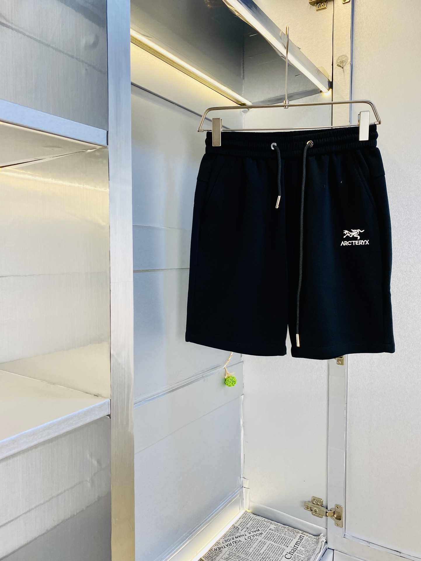 NO:462945,The gospel of Fatty Couple Model 200 pounds to wear. Arcteryx is a big recommendation!  The latest version of the 2025 summer essential counter series shorts, beach pants, five-quarter pants, casual pants, high-end customized original hardware. The upper body effect is super positive, the leg lines are fully demonstrated. The imported quick-drying fabric is provided by all customers. The texture is tight and delicate, the upper body is very comfortable and stylish, and it is extremely practical and versatile, which is very worth buying!  Requested recommendations from old customers!  Number of codes: M-3XL, arc'teryx, shorts, alexander wang19860909情侣款胖子福音 200斤可穿 始祖鸟Arcteryx 重磅推荐！2025夏季必备专柜系列最新款短裤沙滩裤五分裤休闲裤高端订制原版五金 上身效果超正,腿部线条完全得到彰显,全客供进口速干面料 纹理 紧致细腻,上身非常舒适有型,而且极为实穿百搭,非常值得入手！老客户必收推荐！ 码数:M-3XL,arc'teryx,shorts,alexander wang,Men's clothing