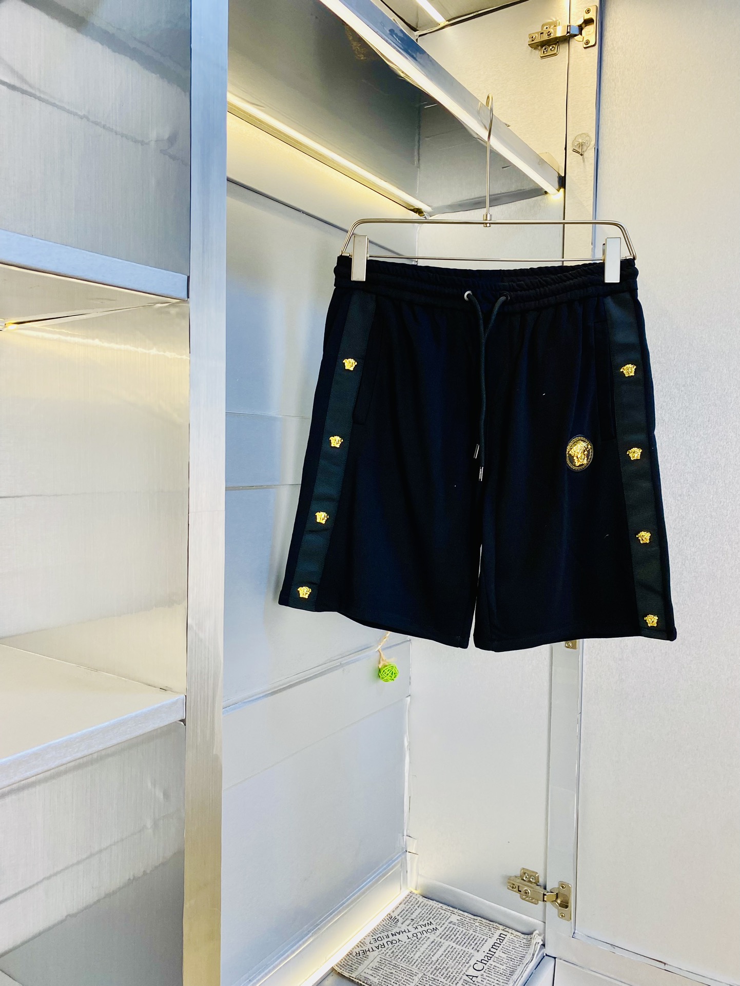 NO:462902,The Gospel of Fatty Couple Model 200 pounds to wear Versace Versace is a big recommendation!  The latest version of the 2025 summer essential counter series shorts, beach pants, five-quarter pants, casual pants, high-end customized original hardware. The upper body effect is super positive, the leg lines are fully demonstrated. The imported quick-drying fabric is provided by all customers. The texture is tight and delicate, the upper body is very comfortable and stylish, and it is extremely practical and versatile, which is very worth buying!  Requested recommendations from old customers!  Number of codes: M-3XL, versace, versace, shorts, alexander wang19860909情侣款胖子福音 200斤可穿 范思哲Versace 重磅推荐！2025夏季必备专柜系列最新款短裤沙滩裤五分裤休闲裤高端订制原版五金 上身效果超正,腿部线条完全得到彰显,全客供进口速干面料 纹理 紧致细腻,上身非常舒适有型,而且极为实穿百搭,非常值得入手！老客户必收推荐！ 码数:M-3XL,,versace,versace,shorts,alexander wang,Men's clothing