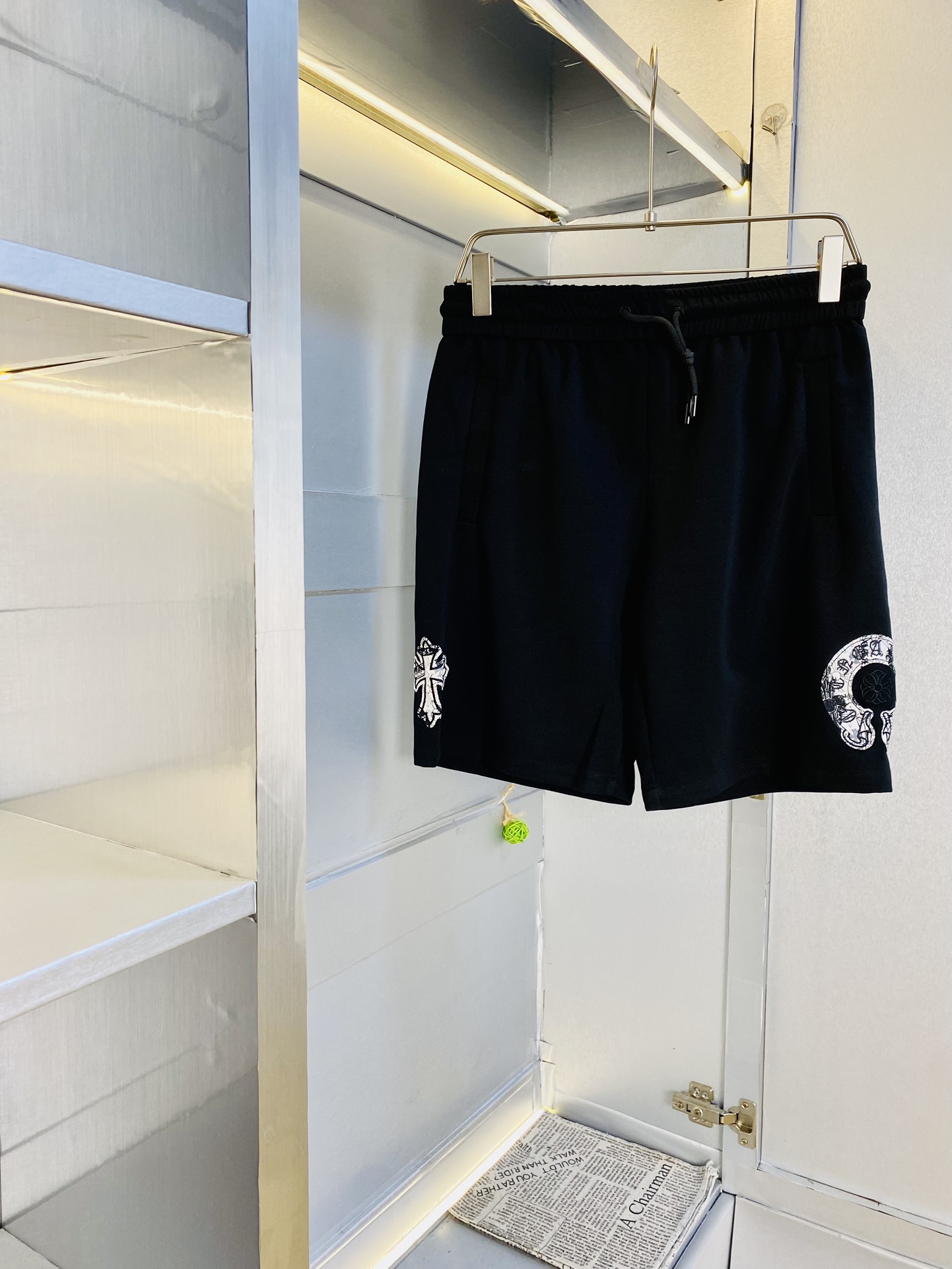 NO:462884,The Gospel of Fatty Couple Style 200 pounds to wear. Chrome Hearts is a big recommendation!  The latest version of the 2025 summer essential counter series shorts, beach pants, five-quarter pants, casual pants, high-end customized original hardware. The upper body effect is super positive, the leg lines are fully demonstrated. The imported quick-drying fabric is provided by all customers. The texture is tight and delicate, the upper body is very comfortable and stylish, and it is extremely practical and versatile, which is very worth buying!  Requested recommendations from old customers!  Number of codes: M-3XL, chrome hearts, chrome hearts, shorts, alexander wang19860909情侣款胖子福音 200斤可穿 克罗心Chrome Hearts 重磅推荐！2025夏季必备专柜系列最新款短裤沙滩裤五分裤休闲裤高端订制原版五金 上身效果超正,腿部线条完全得到彰显,全客供进口速干面料 纹理 紧致细腻,上身非常舒适有型,而且极为实穿百搭,非常值得入手！老客户必收推荐！ 码数:M-3XL,,chrome hearts,chrome hearts,shorts,alexander wang,Men's clothing