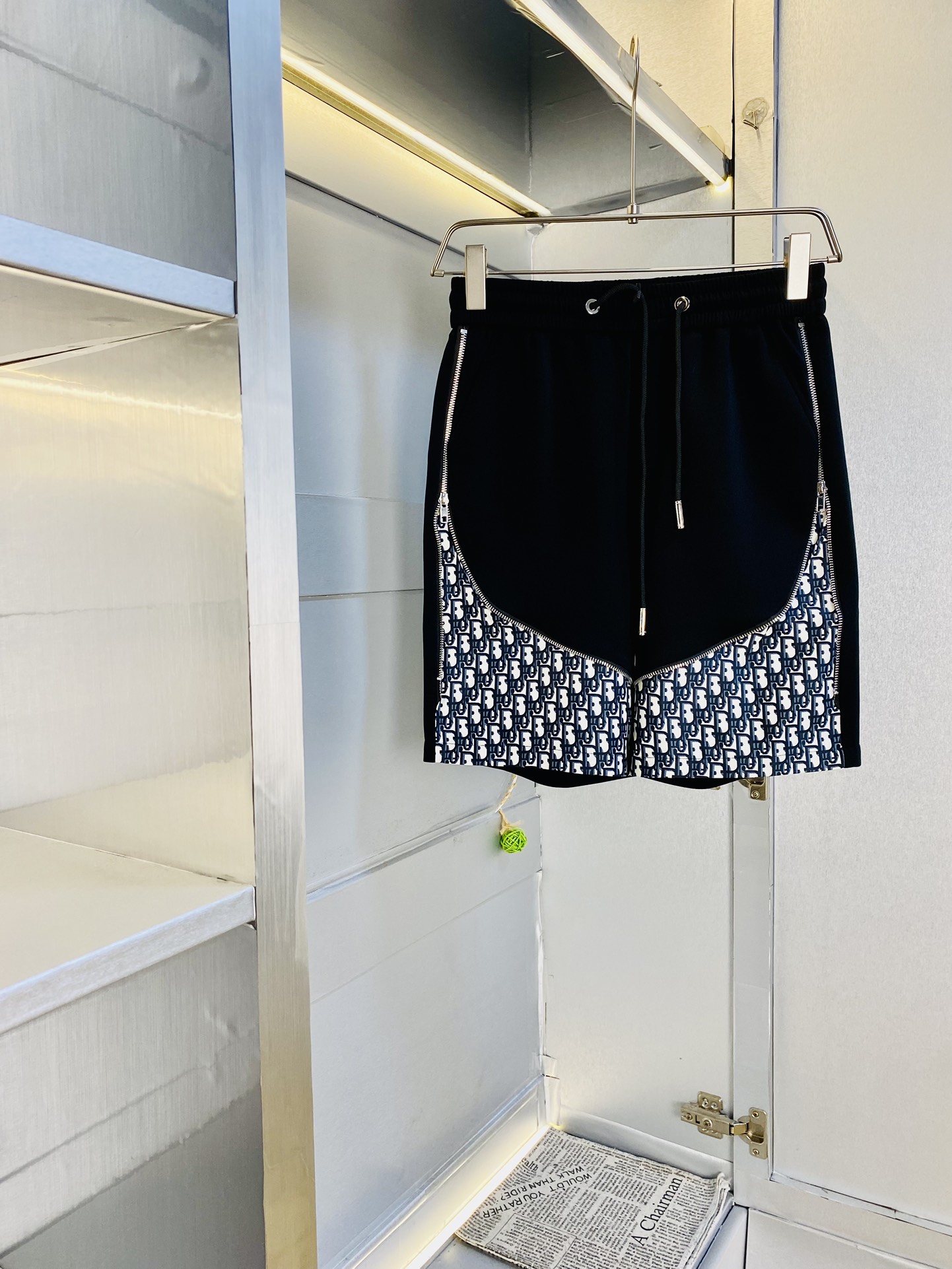 NO:462876,The gospel of Fatty Couple Model 200 pounds to wear Dior Dior is a big recommendation!  The latest version of the 2025 summer essential counter series shorts, beach pants, five-quarter pants, casual pants, high-end customized original hardware. The upper body effect is super positive, the leg lines are fully demonstrated. The imported quick-drying fabric is provided by all customers. The texture is tight and delicate, the upper body is very comfortable and stylish, and it is extremely practical and versatile, which is very worth buying!  Requested recommendations from old customers!  Code count: M-3XL, dior, dior, shorts, alexander wang19860909情侣款胖子福音 200斤可穿 迪奥Dior 重磅推荐！2025夏季必备专柜系列最新款短裤沙滩裤五分裤休闲裤高端订制原版五金 上身效果超正,腿部线条完全得到彰显,全客供进口速干面料 纹理 紧致细腻,上身非常舒适有型,而且极为实穿百搭,非常值得入手！老客户必收推荐！ 码数:M-3XL,,dior,dior,shorts,alexander wang,Men's clothing