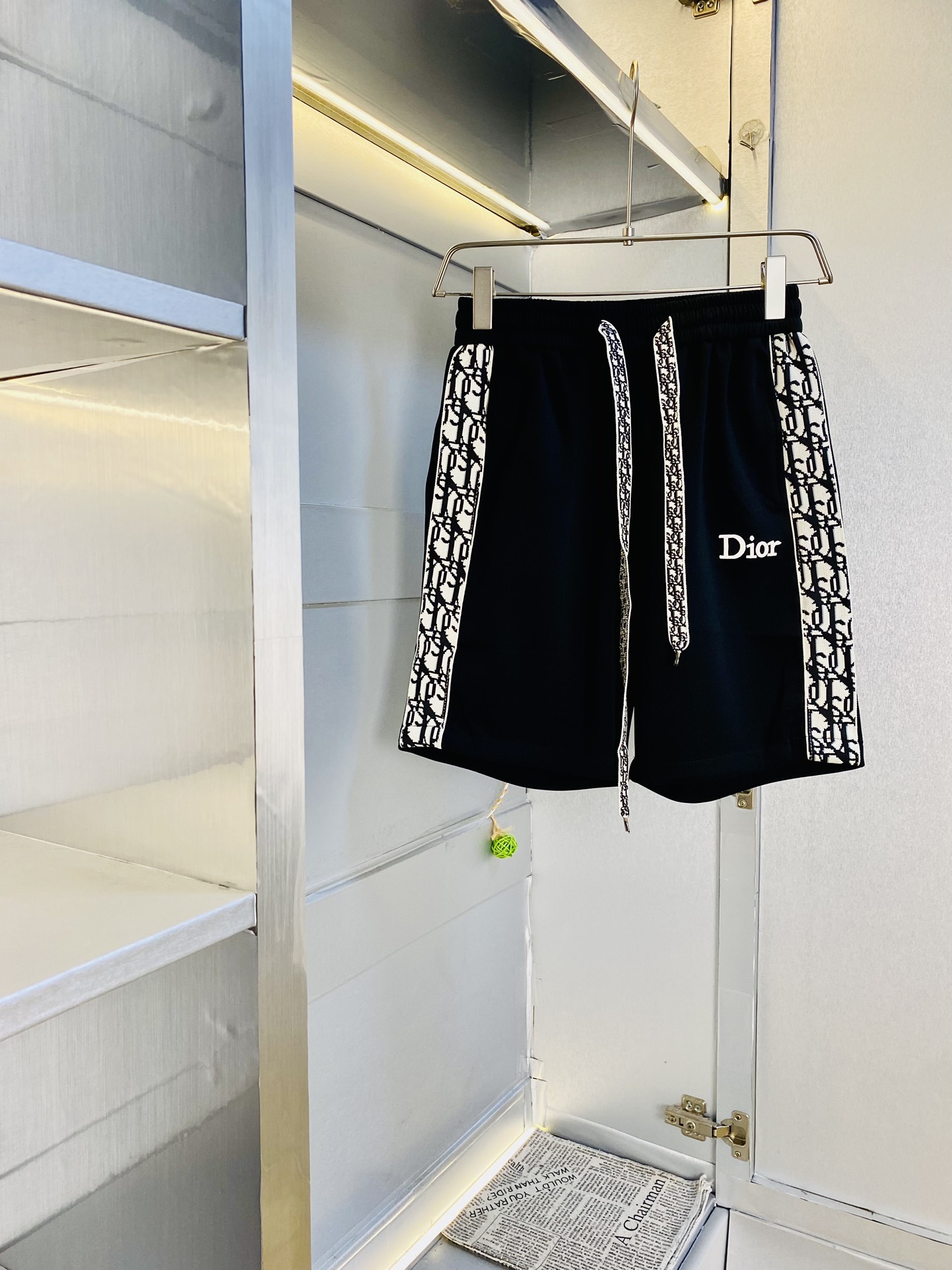 NO:462917,The gospel of Fatty Couple Model 200 pounds to wear Dior Dior is a big recommendation!  The latest version of the 2025 summer essential counter series shorts, beach pants, five-quarter pants, casual pants, high-end customized original hardware. The upper body effect is super positive, the leg lines are fully demonstrated. The imported quick-drying fabric is provided by all customers. The texture is tight and delicate, the upper body is very comfortable and stylish, and it is extremely practical and versatile, which is very worth buying!  Requested recommendations from old customers!  Code count: M-3XL, dior, dior, shorts, alexander wang19860909情侣款胖子福音 200斤可穿 迪奥Dior 重磅推荐！2025夏季必备专柜系列最新款短裤沙滩裤五分裤休闲裤高端订制原版五金 上身效果超正,腿部线条完全得到彰显,全客供进口速干面料 纹理 紧致细腻,上身非常舒适有型,而且极为实穿百搭,非常值得入手！老客户必收推荐！ 码数:M-3XL,,dior,dior,shorts,alexander wang,Men's clothing