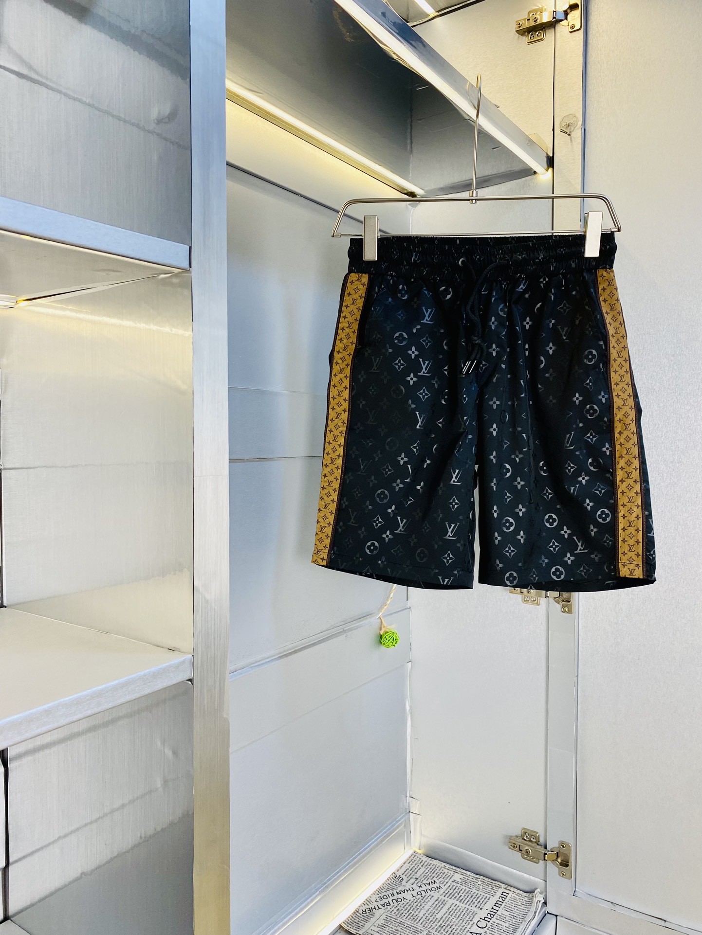 NO:472581,The gospel of the couple's fat man, 200 pounds to wear, Louis Vuitton Lv, a big recommendation!  The latest version of the 2025 summer essential counter series shorts, beach pants, five-quarter pants, casual pants, high-end customized original hardware. The upper body effect is super positive, the leg lines are fully demonstrated. The imported quick-drying fabric is provided by all customers. The texture is tight and delicate, the upper body is very comfortable and stylish, and it is extremely practical and versatile, which is very worth buying!  Requested recommendations from old customers!  Number of codes: M-3XL, louis vuitton,louis vuitton, shorts,alexander wang19860909情侣款胖子福音 200斤可穿 路易威登Lv 重磅推荐！2025夏季必备专柜系列最新款短裤沙滩裤五分裤休闲裤高端订制原版五金 上身效果超正,腿部线条完全得到彰显,全客供进口速干面料 纹理 紧致细腻,上身非常舒适有型,而且极为实穿百搭,非常值得入手！老客户必收推荐！ 码数:M-3XL,,louis vuitton,louis vuitton,shorts,alexander wang,Men's clothing