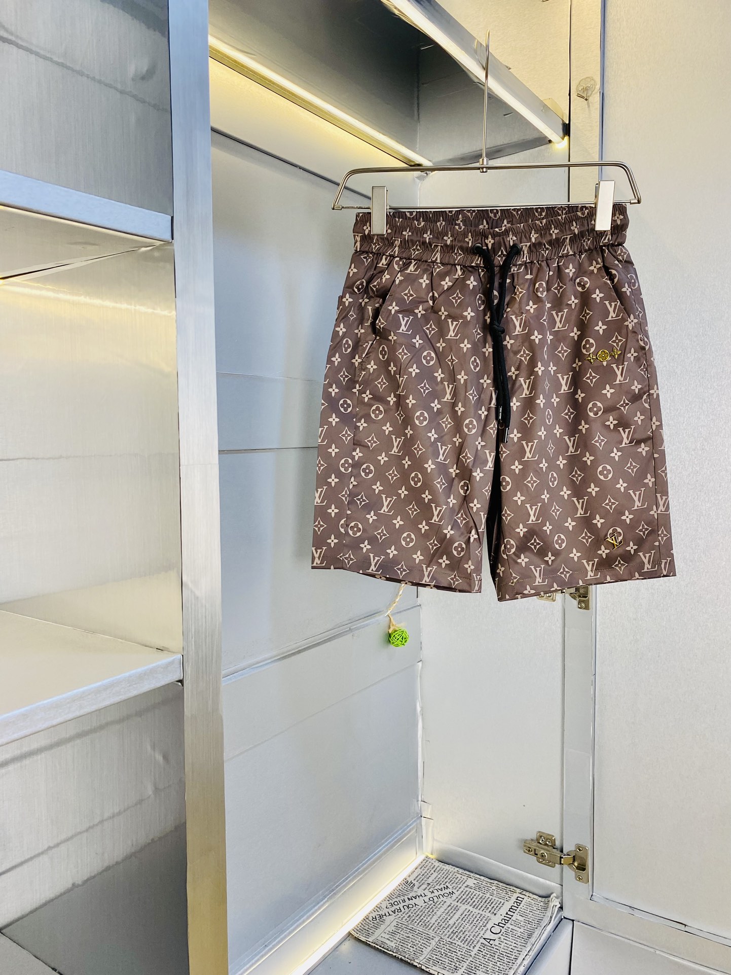 NO:512408,The gospel of the couple's fat man, 200 pounds to wear, Louis Vuitton Lv, a big recommendation!  The latest version of the 2025 summer essential counter series shorts, beach pants, five-quarter pants, casual pants, high-end customized original hardware. The upper body effect is super positive, the leg lines are fully demonstrated. The imported quick-drying fabric is provided by all customers. The texture is tight and delicate, the upper body is very comfortable and stylish, and it is extremely practical and versatile, which is very worth buying!  Requested recommendations from old customers!  Number of codes: M-3XL, louis vuitton,louis vuitton, shorts,alexander wang19860909情侣款胖子福音 200斤可穿 路易威登Lv 重磅推荐！2025夏季必备专柜系列最新款短裤沙滩裤五分裤休闲裤高端订制原版五金 上身效果超正,腿部线条完全得到彰显,全客供进口速干面料 纹理 紧致细腻,上身非常舒适有型,而且极为实穿百搭,非常值得入手！老客户必收推荐！ 码数:M-3XL,,louis vuitton,louis vuitton,shorts,alexander wang,Men's clothing