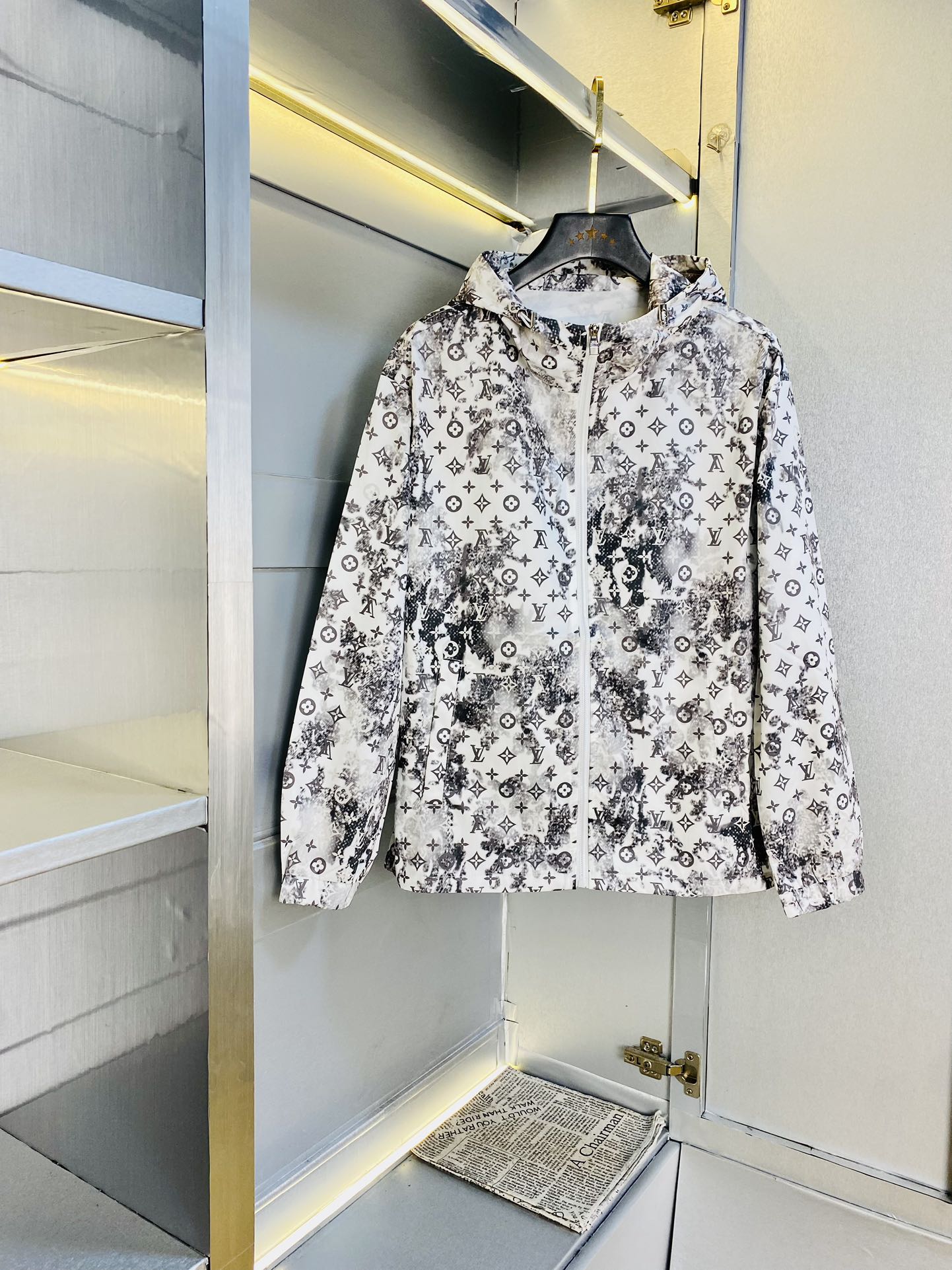 NO:497060,The original order of the official website can wear 190 catties Louis Vuitton Lv summer style!  New windbreaker sunscreen jacket jacket, three-standard hardware belt logo, high-quality, original fabric, same style as internet celebrity, custom hardware accessories, very comfortable, super versatile, beautiful jacket, non-market, ordinary version, random comparison, absolutely guaranteed quality, color picture, size M-3XL,,louis vuitton,louis vuitton,jackets & coats,jackets & coats,alexander wang19860909官网原单货 可穿190斤路易威登Lv 夏季夏款！新款防风衣防晒衣外套夹克 三标齐全五金带Logo 高版本高品质 原版面料网红明星同款 开模定制五金辅料 感非常舒服 超级百搭好看的一款外套 非市场普通版本 随意对比 品质绝对保证 颜色图色 尺码M-3XL,,louis vuitton,louis vuitton,jackets & coats,jackets & coats,alexander wang,Men's clothing