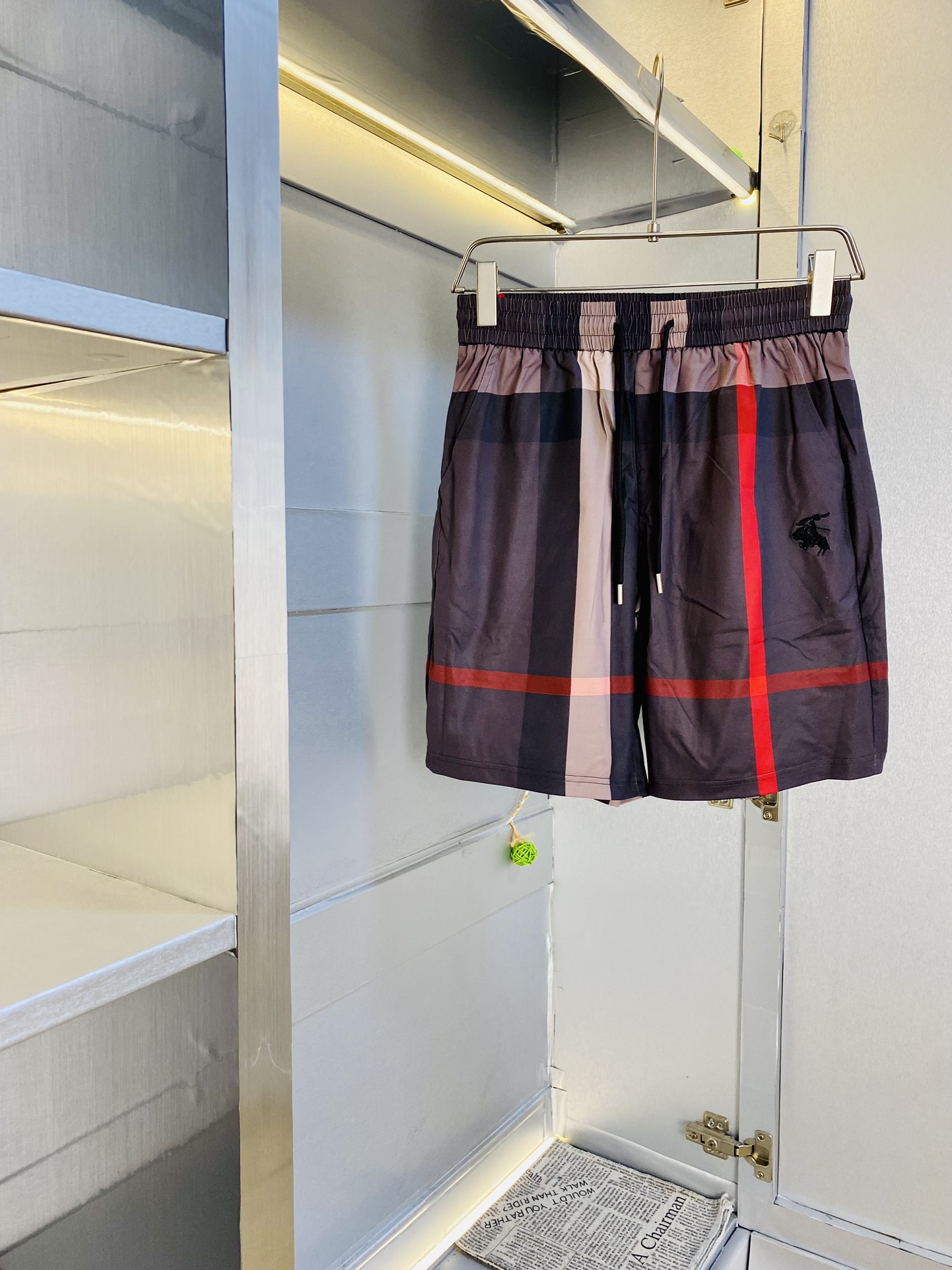 NO:480909,The gospel of Fatty Couple Style, 220 pounds to wear, Burberry Burberry, a big recommendation!  The latest version of the 2025 summer must-have counter series shorts, beach pants, five-quarter pants, casual pants, quick-drying pants, high-end customized original hardware. The upper body effect is super positive, the leg lines are fully demonstrated. The imported quick-drying fabric is provided by all customers. The texture is tight and delicate, the upper body is very comfortable and stylish, and it is extremely practical and versatile, which is very worth buying!  Requested recommendations from old customers!  Code count: M-4XL, burberry, burberry, shorts, alexander wang19860909情侣款胖子福音 220斤可穿 巴宝莉Burberry 重磅推荐！2025夏天必备专柜系列最新款短裤沙滩裤五分裤休闲裤速干裤高端订制原版五金 上身效果超正,腿部线条完全得到彰显,全客供进口速干面料 纹理 紧致细腻,上身非常舒适有型,而且极为实穿百搭,非常值得入手！老客户必收推荐！ 码数:M-4XL,,burberry,burberry,shorts,alexander wang,Men's clothing