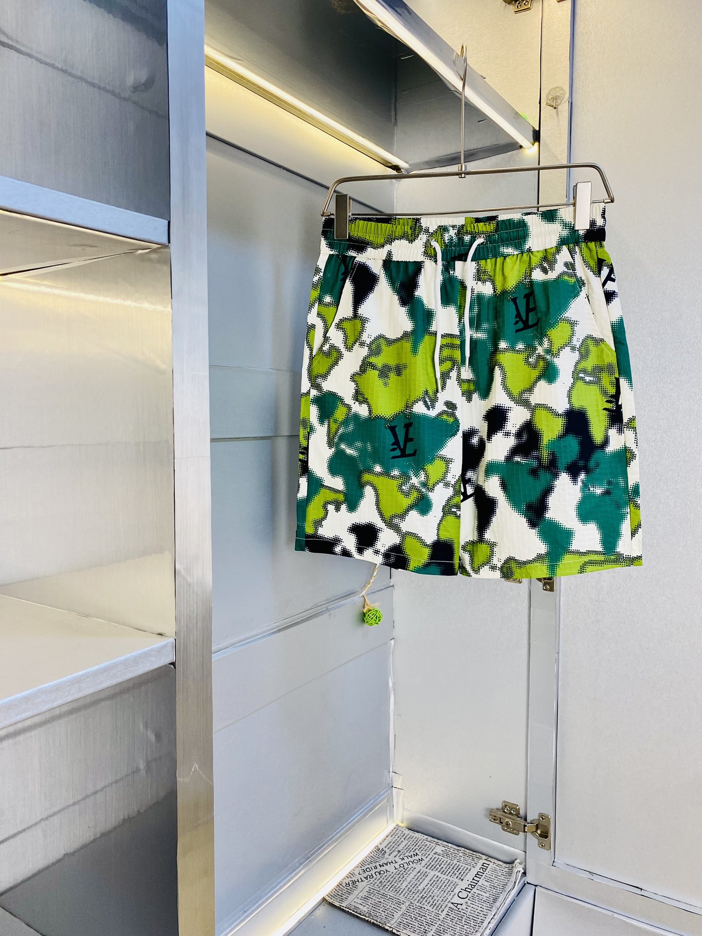 NO:503883,The gospel of the couple's fat man, 220 pounds to wear, Louis Vuitton Lv, a big recommendation!  The latest version of the 2025 summer must-have counter series shorts, beach pants, five-quarter pants, casual pants, quick-drying pants, high-end customized original hardware. The upper body effect is super positive, the leg lines are fully demonstrated. The imported quick-drying fabric is provided by all customers. The texture is tight and delicate, the upper body is very comfortable and stylish, and it is extremely practical and versatile, which is very worth buying!  Requested recommendations from old customers!  Number of codes: M-4XL, louis vuitton,louis vuitton, shorts,alexander wang19860909情侣款胖子福音 220斤可穿 路易威登Lv 重磅推荐！2025夏天必备专柜系列最新款短裤沙滩裤五分裤休闲裤速干裤高端订制原版五金 上身效果超正,腿部线条完全得到彰显,全客供进口速干面料 纹理 紧致细腻,上身非常舒适有型,而且极为实穿百搭,非常值得入手！老客户必收推荐！ 码数:M-4XL,,louis vuitton,louis vuitton,shorts,alexander wang,Men's clothing