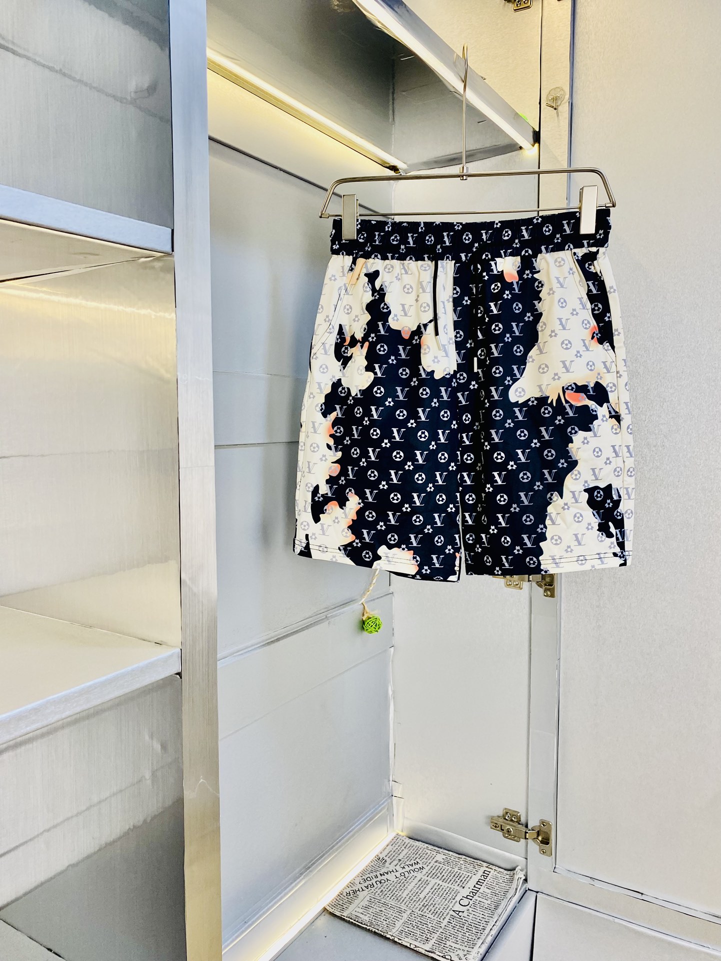 NO:460131,The gospel of the couple's fat man, pounds can be worn, Louis Vuitton Lv, a big recommendation!  The latest summer must-have counter series shorts, beach pants, five-quarter pants, casual pants, quick-drying pants, high-end customized original hardware. The upper body effect is super positive, the leg lines are fully demonstrated. The imported quick-drying fabric is provided by all customers. The texture is tight and delicate, the upper body is very comfortable and stylish, and it is extremely practical and versatile, which is very worth buying!  Requested recommendations from old customers!  Number of codes: M-4XL, louis vuitton,louis vuitton, shorts,alexander wang19860909情侣款胖子福音 斤可穿 路易威登Lv 重磅推荐！夏天必备专柜系列最新款短裤沙滩裤五分裤休闲裤速干裤高端订制原版五金 上身效果超正,腿部线条完全得到彰显,全客供进口速干面料 纹理 紧致细腻,上身非常舒适有型,而且极为实穿百搭,非常值得入手！老客户必收推荐！ 码数:M-4XL,,louis vuitton,louis vuitton,shorts,alexander wang,Men's clothing