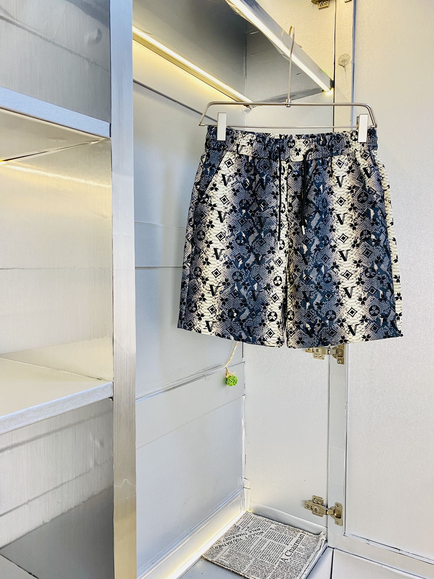 NO:480916,The gospel of the couple's fat man, 220 pounds to wear, Louis Vuitton Lv, a big recommendation!  The latest style of shorts, beach pants, five-quarter pants, casual pants, high-end customized original hardware, the upper body effect is super positive, the leg lines are fully demonstrated, and the imported quick-drying fabric is provided by all customers. The texture is tight and delicate, the upper body is very comfortable and stylish, and it is extremely practical and versatile, which is very worth buying!  Requested recommendations from old customers!  Number of codes: M-4XL, louis vuitton,louis vuitton, shorts,alexander wang19860909情侣款胖子福音 220斤可穿 路易威登Lv 重磅推荐！2025夏天必备专柜系列最新款短裤沙滩裤五分裤休闲裤 高端订制原版五金 上身效果超正,腿部线条完全得到彰显,全客供进口速干面料 纹理 紧致细腻,上身非常舒适有型,而且极为实穿百搭,非常值得入手！老客户必收推荐！ 码数:M-4XL,,louis vuitton,louis vuitton,shorts,alexander wang,Men's clothing