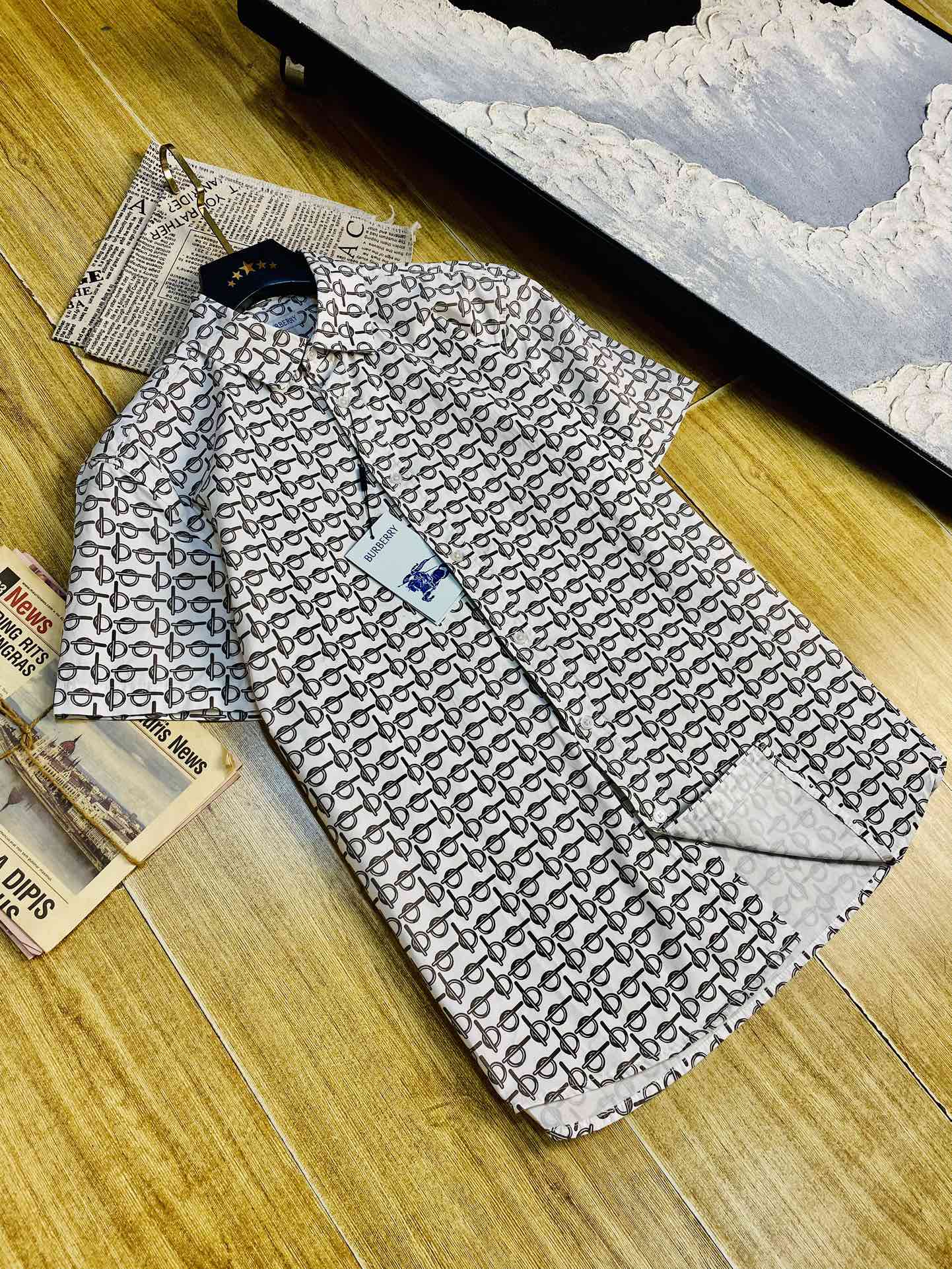 NO:462955,Three-standard official website model, can wear 200 catties Burberry Burberry Original quality 2025 latest men's short-sleeved shirt Selected counter custom top short-sleeved shirt Imported fabric with original washing mark All details are perfect 1 to 1 reproduction Restore authentic 100% original hardware button strap LOGO High-end customized auxiliary materials Original original mark The upper body effect is excellent The size is too large M-XXL (175/130 catties wear M), burberry, burberry, shirts, T-shirt, alexander wang19860909三标齐全官网款 可穿200斤 巴宝莉 Burberry 原单品质 2025最新款 男装短袖衬衫 精选专柜订制顶级短袖衬衣 进口面料带原版洗水唛 所有细节做工完美1比1复刻 还原正品百分百 原版五金 纽扣带LOGO 高端订制辅料 原厂原标 上身效果超赞 码数偏大 M-XXL（175/130斤穿M）,,burberry,burberry,shirts,T-shirt,alexander wang,Men's clothing