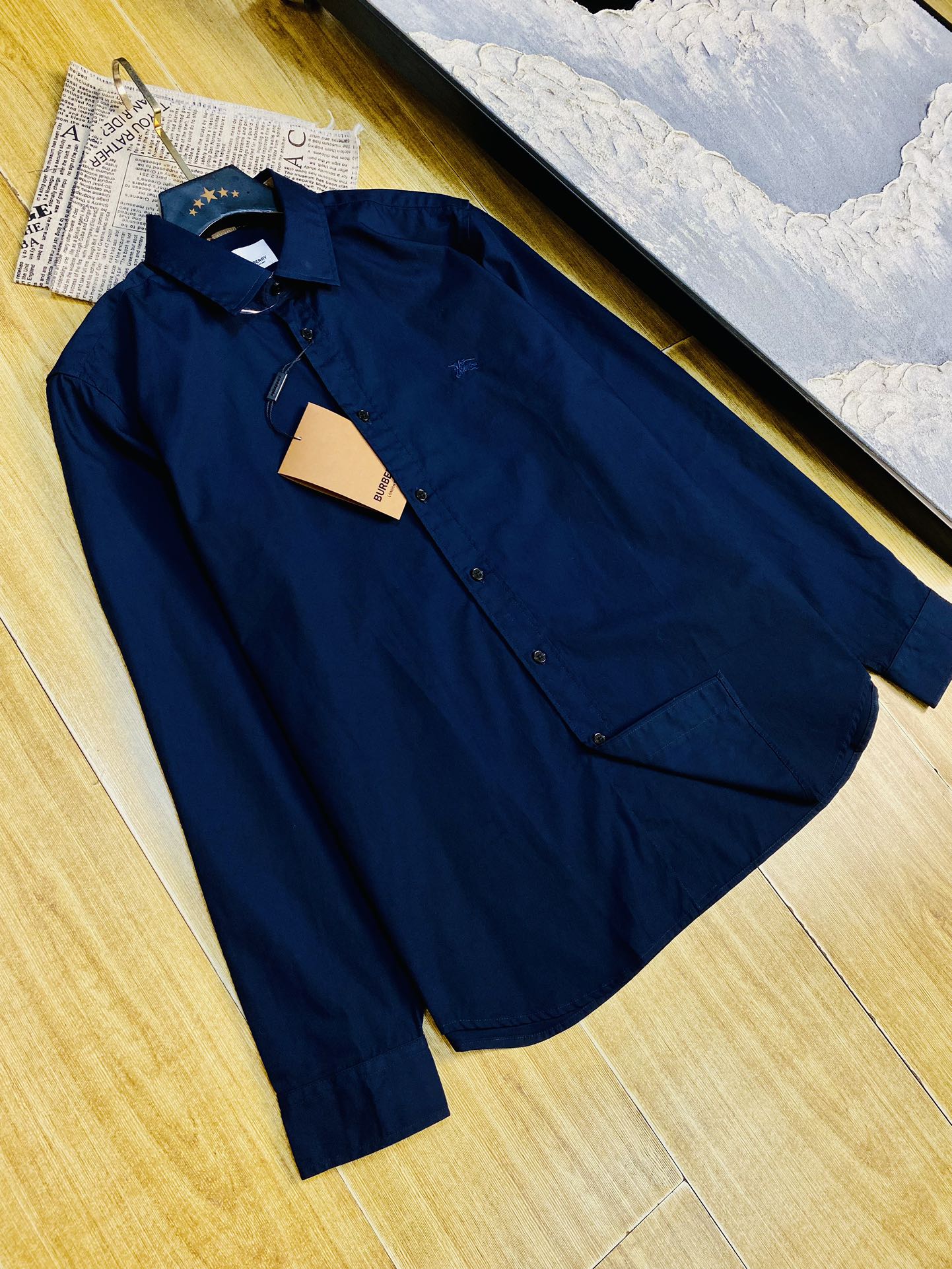 NO:460123,Three-standard official website model, can wear 200 catties Burberry Burberry Original quality Latest model Embroidered war horse long-sleeved shirt Selected counter custom top-grade long-sleeved shirt Imported fabric with original washing mark All details are perfect 1 to 1 reproduction Restore authentic 100% Original hardware Button strap LOGO High-end customized auxiliary materials Original original mark Excellent upper body effect Large size M-XXL (175/130 catties M), Burberry, Burberry, Shirts, alexander wang19860909三标齐全官网款 可穿200斤 巴宝莉 Burberry 原单品质 最新款 刺绣战马长袖衬衫 精选专柜订制顶级长袖衬衣 进口面料带原版洗水唛 所有细节做工完美1比1复刻 还原正品百分百 原版五金 纽扣带LOGO 高端订制辅料 原厂原标 上身效果超赞 码数偏大 M-XXL（175/130斤穿M）,,burberry,burberry,shirts,alexander wang,Men's clothing