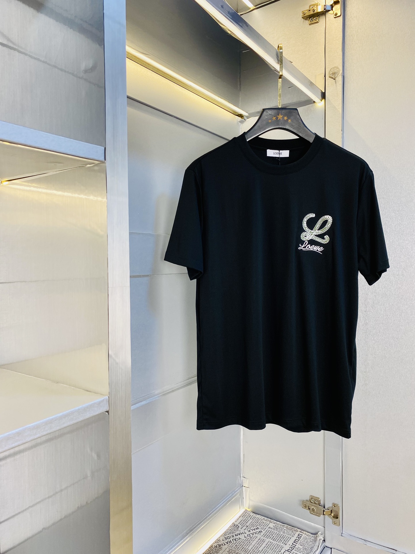 NO:474813,The same Loewe Loewe on the official website original single quality 2025 latest round neck short-sleeved T-shirt selected counter custom top-grade double mercerized cotton imported fabric. All details are perfectly 100% replicated. Original hardware. High-end customized auxiliary materials. Original original mark. The upper body effect is excellent. Number of codes M-3XL,,loewe,loewe,T-shirt,tees,t-shirt,alexander wang19860909官网同款罗意威Loewe 原单品质 2025最新款圆领短袖T恤 精选专柜订制顶级双丝光棉进口面料 所有细节做工完美1比1复刻 还原正品百分百 原版五金 高端订制辅料 原厂原标 上身效果超赞 码数 M-3XL,,loewe,loewe,T-shirt,tees，t-shirt,alexander wang,Men's clothing