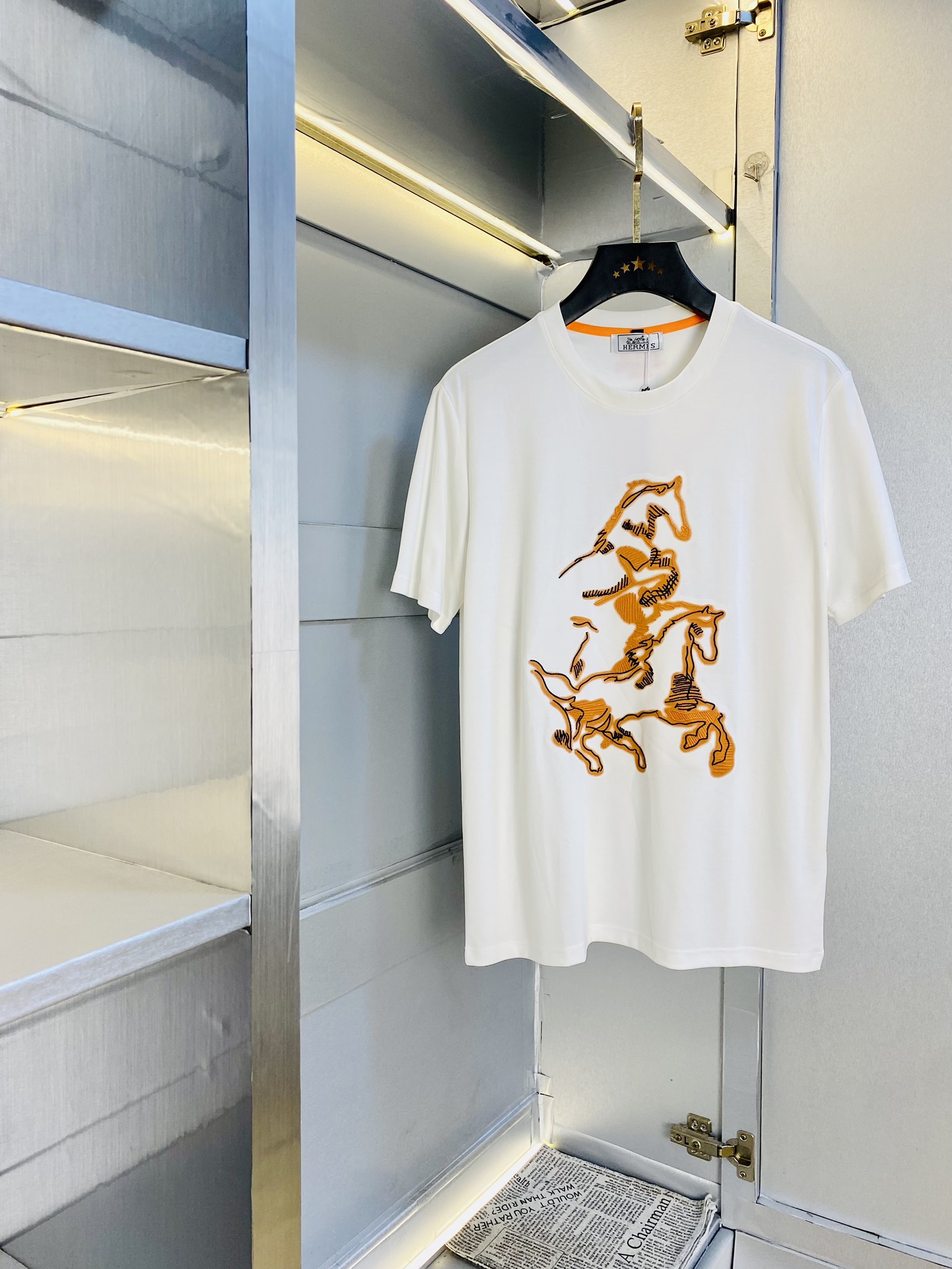 NO:472575,The same Hermes Hermes on the official website original single quality 2025 latest round neck short-sleeved T-shirt selected counter custom-made top-grade double mercerized cotton imported fabrics. All details are perfectly 100% replicated. Original hardware. High-end customized auxiliary materials. Original original mark. The upper body effect is excellent. Number of codes M-3XL,,hermes,hermes,T-shirt,tees,t-shirt,alexander wang19860909官网同款爱马仕Hermes 原单品质 2025最新款圆领短袖T恤 精选专柜订制顶级双丝光棉进口面料 所有细节做工完美1比1复刻 还原正品百分百 原版五金 高端订制辅料 原厂原标 上身效果超赞 码数 M-3XL,,hermes,hermes,T-shirt,tees，t-shirt,alexander wang,Men's clothing