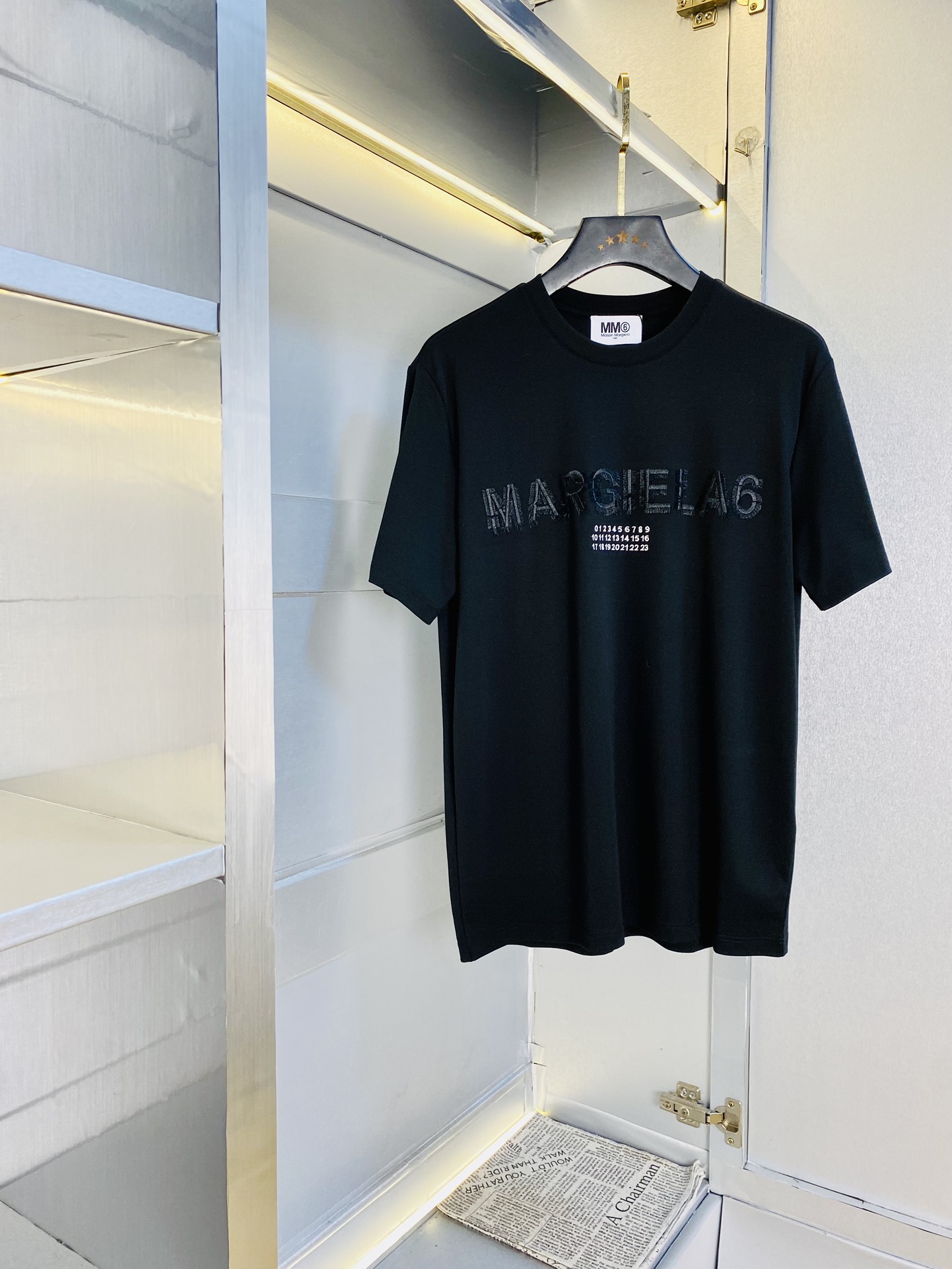 NO:454038,The same model of Majila MM6 on the official website, original single quality, the latest round neck short-sleeved T-shirt, selected counter customized top-grade double mercerized cotton imported fabric, all details are perfectly 1 to 1 replica, restore the authenticity 100% original hardware, high-end customized auxiliary materials, original factory original standard, excellent upper body effect, code number M-3XL,,masion margiela,masion margiela,T-shirt,tees,t-shirt,alexander wang19860909官网同款马吉拉MM6 原单品质 最新款圆领短袖T恤 精选专柜订制顶级双丝光棉进口面料 所有细节做工完美1比1复刻 还原正品百分百 原版五金 高端订制辅料 原厂原标 上身效果超赞 码数 M-3XL,,masion margiela,masion margiela,T-shirt,tees，t-shirt,alexander wang,Men's clothing