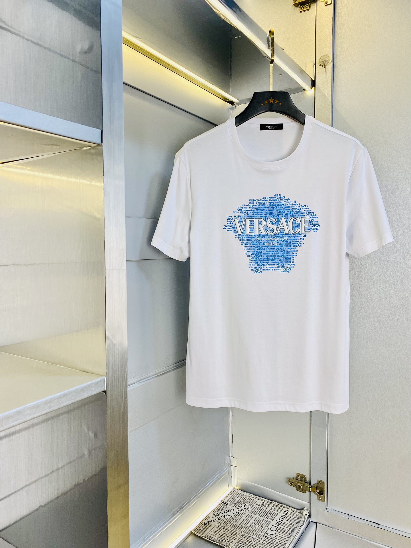 NO:452508,The same Versace Versace on the official website original single quality latest round neck short-sleeved T-shirt selected counter custom-made top double mercerized cotton imported fabrics. All details are perfectly 1 to 1 replicate. Restore the authenticity by 100%. Original hardware High-end custom auxiliary materials Original original mark The upper body effect is excellent. Number of codes M-3XL,,versace,versace,T-shirt,tees,t-shirt,alexander wang19860909官网同款范思哲Versace 原单品质 最新款圆领短袖T恤 精选专柜订制顶级双丝光棉进口面料 所有细节做工完美1比1复刻 还原正品百分百 原版五金 高端订制辅料 原厂原标 上身效果超赞 码数 M-3XL,,versace,versace,T-shirt,tees，t-shirt,alexander wang,Men's clothing