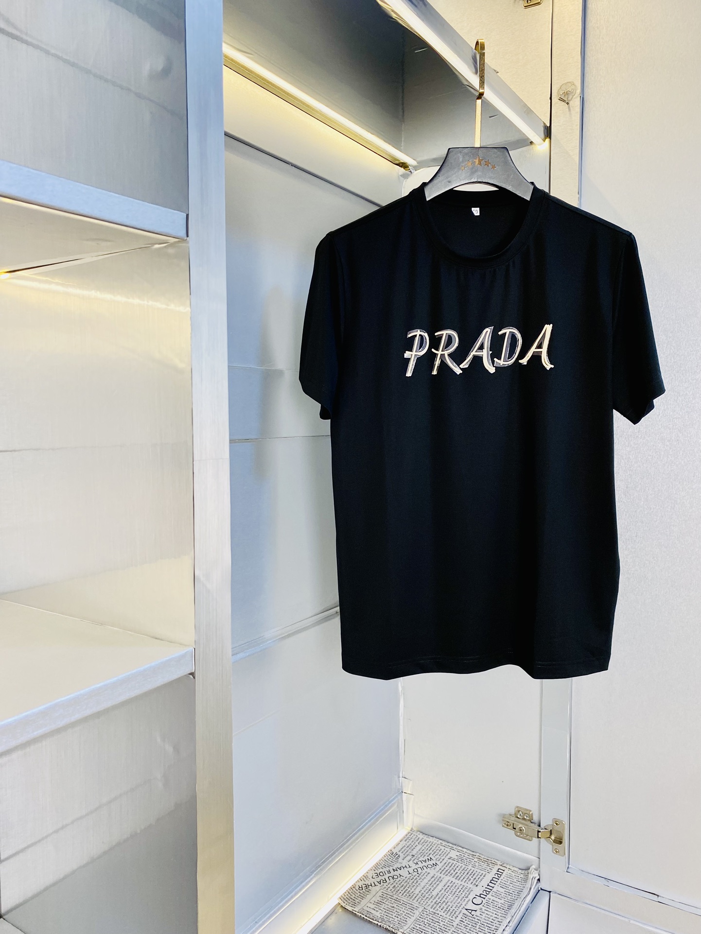 NO:508294,Wear 240 pounds, Fatty Gospel, Couple model, Size M-6XL, Prada Prada, Original quality, Latest style, Round neck short-sleeved T-shirt, Selected counter customized top-grade double mercerized cotton imported fabric, all details are perfectly 1 to 1 replica, restore the authentic 100% original hardware, high-end customized auxiliary materials, original factory original standard, the upper body effect is excellent!  ,,prada,prada,T-shirt,tees,t-shirt,alexander wang19860909穿240斤 胖子福音 情侣款 码数M-6XL 普拉达Prada 原单品质 最新款 圆领短袖T恤衣服 精选专柜订制顶级双丝光棉进口面料 所有细节做工完美1比1复刻 还原正品百分百 原版五金 高端订制辅料 原厂原标 上身效果超赞！,,prada,prada,T-shirt,tees，t-shirt,alexander wang,Men's clothing