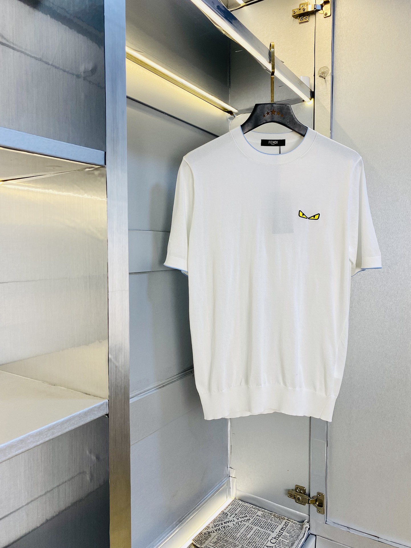 NO:509251,Original single product, can wear kilogram Fendi sweater, super soft yarn skin-friendly and comfortable short-sleeved T-shirt, 2025 summer new short-sleeved sweater, released simultaneously on the official website, imported Italian blended wool, light and soft, the whole piece adopts 14 knitting method, and special color materials for men's clothing, the upper body is skin-friendly and comfortable and breathable, low-key and luxurious. Size M-3XL,,fendi,fendi,T-shirt,tees,t-shirt,alexander wang19860909原单货 可穿斤芬迪Fendi 针织衫 超柔纱线亲肤舒适短袖T恤 2025夏季新品短袖针织衫,官网同步发售,意大利进口混纺羊毛,轻薄柔软,全件采用14针织法,选用男装特别色料 上身亲肤舒适透气,低调奢华. 码数M-3XL,,fendi,fendi,T-shirt,tees，t-shirt,alexander wang,Men's clothing