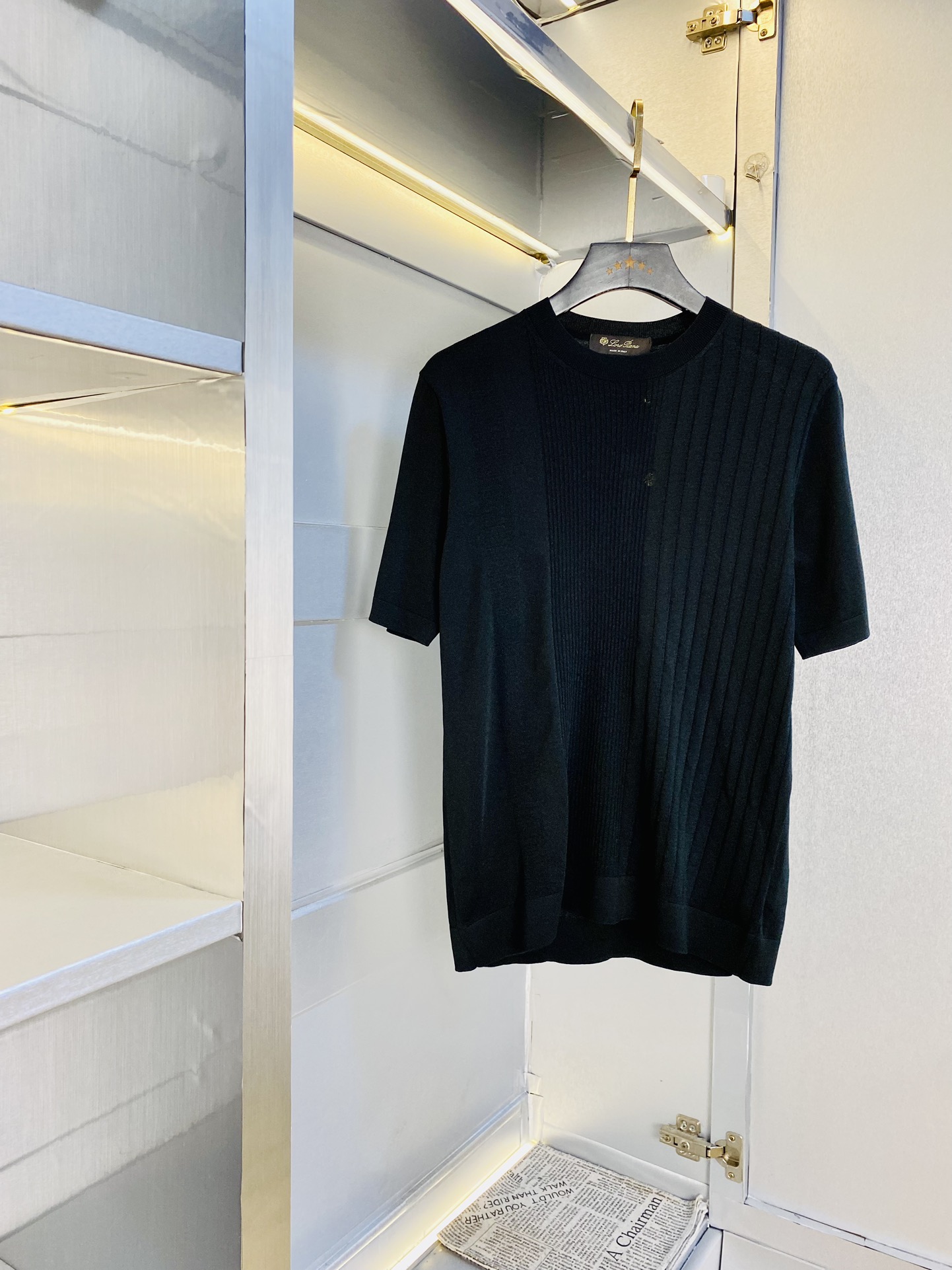 NO:509248,Original single product, can wear Jinnuoyoupianya Lp sweater, super soft yarn skin-friendly and comfortable short-sleeved T-shirt, 2025 summer new short-sleeved sweater, released simultaneously on the official website, imported Italian blended wool, light and soft, the whole piece adopts 14 knitting method, and special color materials for men's clothing, the upper body is skin-friendly and comfortable and breathable, low-key and luxurious. Number of codes M-3XL,,loro piana, T-shirt,tees, t-shirt,alexander wang19860909原单货 可穿斤诺悠翩雅Lp 针织衫 超柔纱线亲肤舒适短袖T恤 2025夏季新品短袖针织衫,官网同步发售,意大利进口混纺羊毛,轻薄柔软,全件采用14针织法,选用男装特别色料 上身亲肤舒适透气,低调奢华. 码数M-3XL,,loro piana,T-shirt,tees，t-shirt,alexander wang,Men's clothing