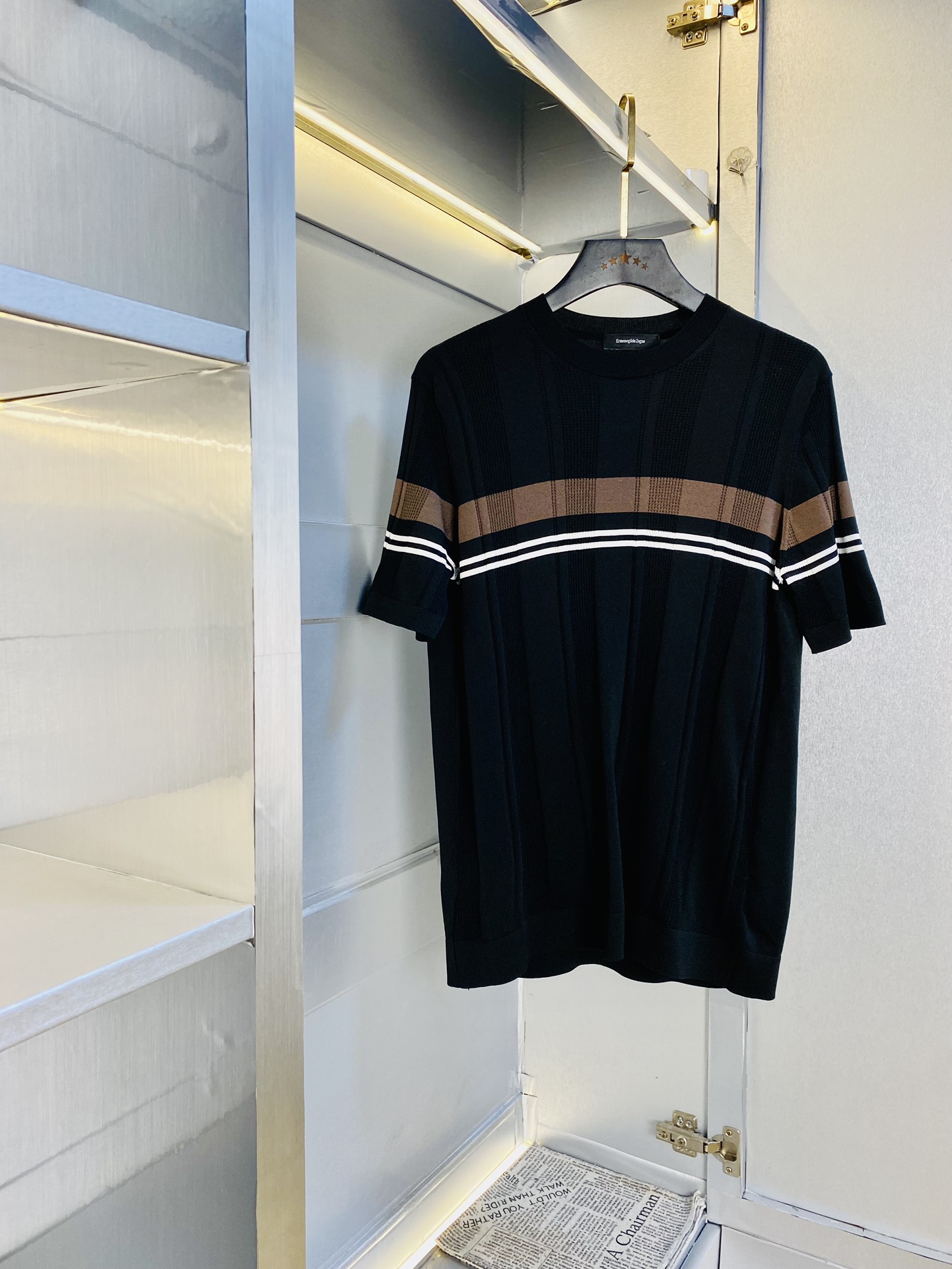 NO:509256,Original single product, can wear jin Zegna sweater, super soft yarn skin-friendly and comfortable short-sleeved T-shirt, 2025 summer new short-sleeved sweater, released simultaneously on the official website, imported Italian blended wool, light and soft, the whole piece adopts 14 knitting method, and special color materials for men's clothing, the upper body is skin-friendly and comfortable and breathable, low-key and luxurious. Size M-3XL,,zegna, T-shirt,tees, t-shirt,alexander wang19860909原单货 可穿斤杰尼亚Zegna 针织衫 超柔纱线亲肤舒适短袖T恤 2025夏季新品短袖针织衫,官网同步发售,意大利进口混纺羊毛,轻薄柔软,全件采用14针织法,选用男装特别色料 上身亲肤舒适透气,低调奢华. 码数M-3XL,,zegna,T-shirt,tees，t-shirt,alexander wang,Men's clothing