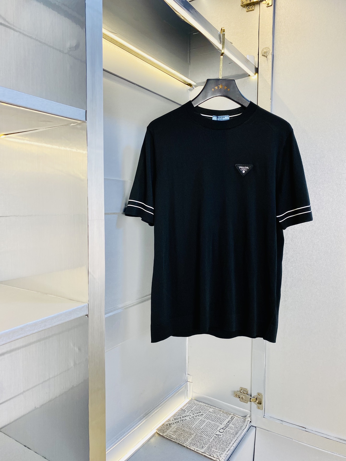 NO:509258,Original single product, wearable kilogram Prada sweater, super soft yarn skin-friendly and comfortable short-sleeved T-shirt, 2025 summer new short-sleeved sweater, released simultaneously on the official website, imported Italian blended wool, light and soft, the whole piece adopts 14 knitting method, and special color materials for men's clothing, the upper body is skin-friendly and comfortable and breathable, low-key and luxurious. Size M-3XL,,prada,prada,T-shirt,tees,t-shirt,alexander wang19860909原单货 可穿斤普拉达Prada 针织衫 超柔纱线亲肤舒适短袖T恤 2025夏季新品短袖针织衫,官网同步发售,意大利进口混纺羊毛,轻薄柔软,全件采用14针织法,选用男装特别色料 上身亲肤舒适透气,低调奢华. 码数M-3XL,,prada,prada,T-shirt,tees，t-shirt,alexander wang,Men's clothing