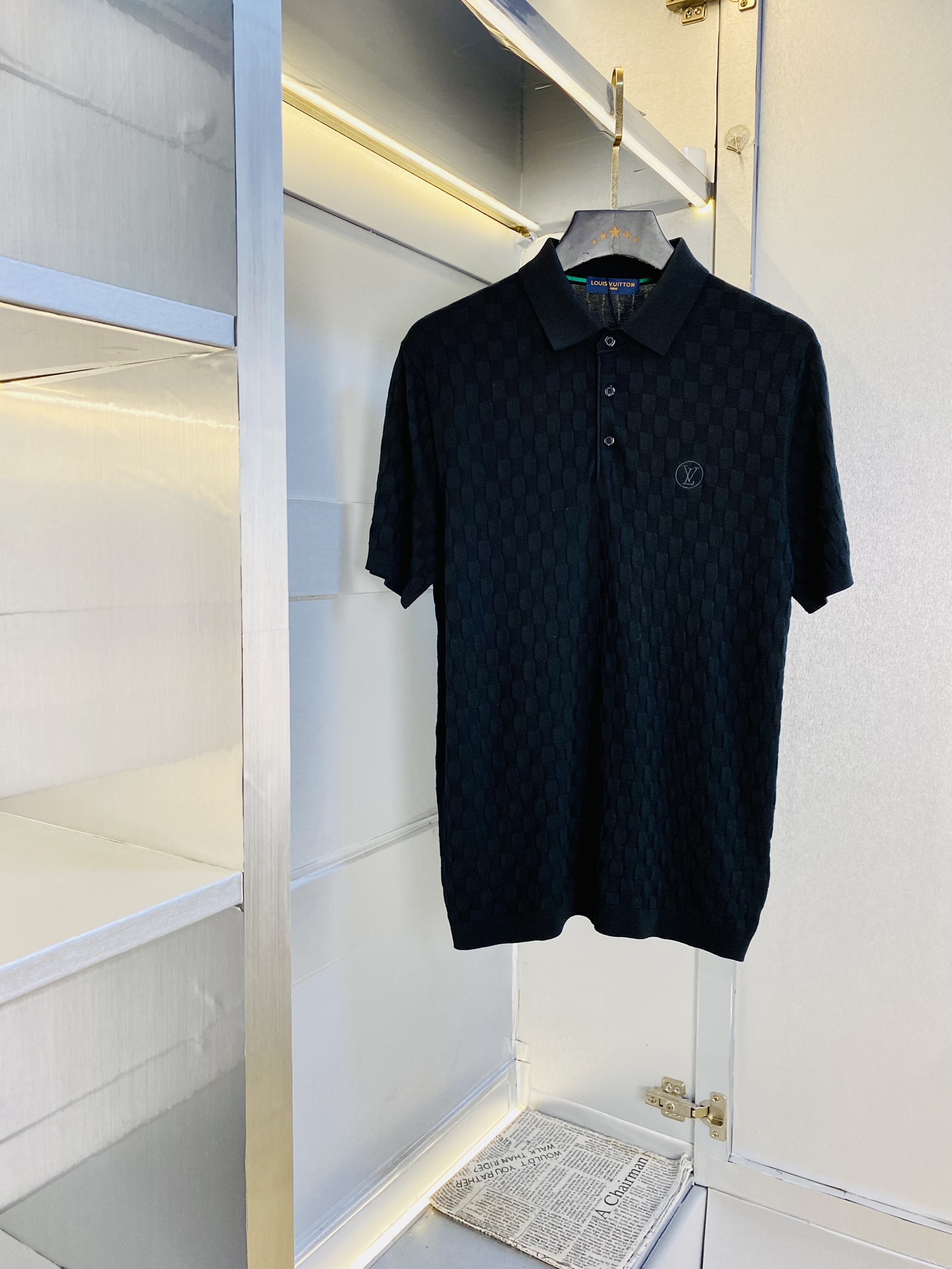 NO:509260,Original single product, can wear kilogram Louis Vuitton Lv sweater, super soft yarn skin-friendly and comfortable lapel short-sleeved T-shirt Polo shirt, 2025 summer new short-sleeved sweater, released simultaneously on the official website, imported Italian blended wool, light and soft, the whole piece adopts 14 knitting method, and special color materials for men's clothing, the upper body is skin-friendly and comfortable and breathable, low-key and luxurious. Size M-3XL,,louis vuitton,louis vuitton,T-shirt,tees,t-shirt,alexander wang19860909原单货 可穿斤路易威登Lv 针织衫 超柔纱线亲肤舒适翻领短袖T恤Polo衫 2025夏季新品短袖针织衫,官网同步发售,意大利进口混纺羊毛,轻薄柔软,全件采用14针织法,选用男装特别色料 上身亲肤舒适透气,低调奢华. 码数M-3XL,,louis vuitton,louis vuitton,T-shirt,tees，t-shirt,alexander wang,Men's clothing