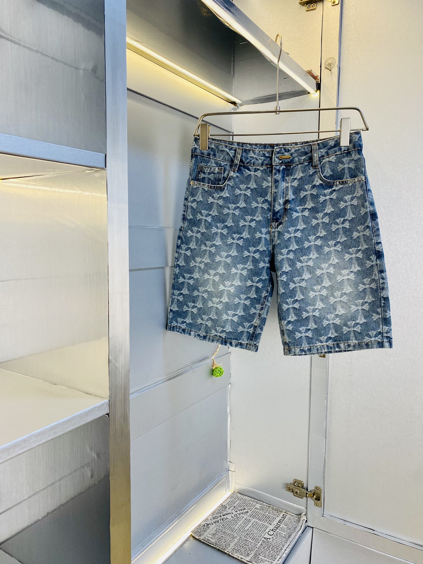 NO:510580,Original order Chrome Hearts is a big recommendation!  The latest 2025 summer essential counter series of jeans shorts, five-quarter pants, casual pants, jeans, high-end customized original hardware. The upper body effect is super positive, the leg lines are fully highlighted, the texture is tight and delicate, the upper body is very comfortable and stylish, and it is extremely practical and versatile, which is very worth buying!  Requested recommendations from old customers!  Number of codes: 30-36, chrome hearts, chrome hearts, shorts, jeans, alexander wang19860909原单货 克罗心Chrome Hearts 重磅推荐！2025夏季必备专柜系列最新款牛仔短裤五分裤休闲裤牛仔裤高端订制原版五金 上身效果超正,腿部线条完全得到彰显,纹理 紧致细腻,上身非常舒适有型,而且极为实穿百搭,非常值得入手！老客户必收推荐！ 码数:30-36,,chrome hearts,chrome hearts,shorts,jeans,alexander wang,Men's clothing