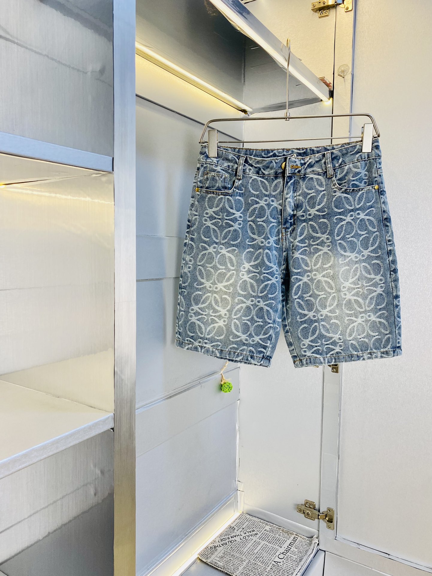 NO:420714,Original order Loewe is a major recommendation!  The latest summer must-have counter series of jeans shorts, five-quarter pants, casual pants, jeans, high-end customized original hardware. The upper body has a super positive effect, the leg lines are fully highlighted, the texture is tight and delicate, the upper body is very comfortable and stylish, and it is extremely practical and versatile, which is very worth buying!  Requested recommendations from old customers!  Number of codes: 30-36, loewe, loewe, shorts, jeans, alexander wang19860909原单货 罗意威Loewe 重磅推荐！夏季必备专柜系列最新款牛仔短裤五分裤休闲裤牛仔裤高端订制原版五金 上身效果超正,腿部线条完全得到彰显,纹理 紧致细腻,上身非常舒适有型,而且极为实穿百搭,非常值得入手！老客户必收推荐！ 码数:30-36,,loewe,loewe,shorts,jeans,alexander wang,Men's clothing