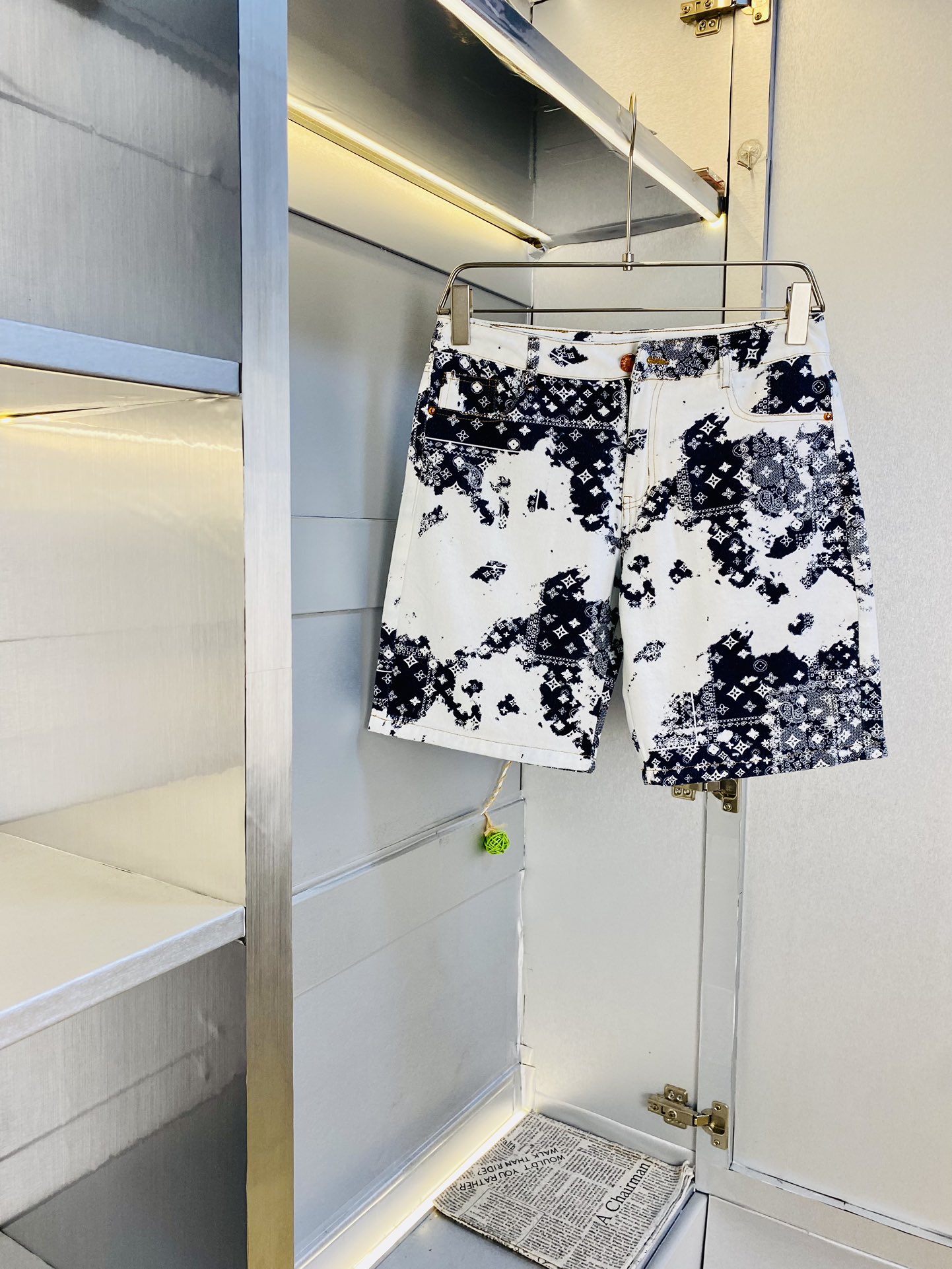 NO:510583,Original order Louis Vuitton Lv major recommendations!  The latest 2025 summer essential counter series of jeans shorts, five-quarter pants, casual pants, jeans, high-end customized original hardware. The upper body effect is super positive, the leg lines are fully highlighted, the texture is tight and delicate, the upper body is very comfortable and stylish, and it is extremely practical and versatile, which is very worth buying!  Requested recommendations from old customers!  Number of codes: 30-36, louis vuitton,louis vuitton,shorts,jeans,alexander wang19860909原单货 路易威登Lv 重磅推荐！2025夏季必备专柜系列最新款牛仔短裤五分裤休闲裤牛仔裤高端订制原版五金 上身效果超正,腿部线条完全得到彰显,纹理 紧致细腻,上身非常舒适有型,而且极为实穿百搭,非常值得入手！老客户必收推荐！ 码数:30-36,,louis vuitton,louis vuitton,shorts,jeans,alexander wang,Men's clothing