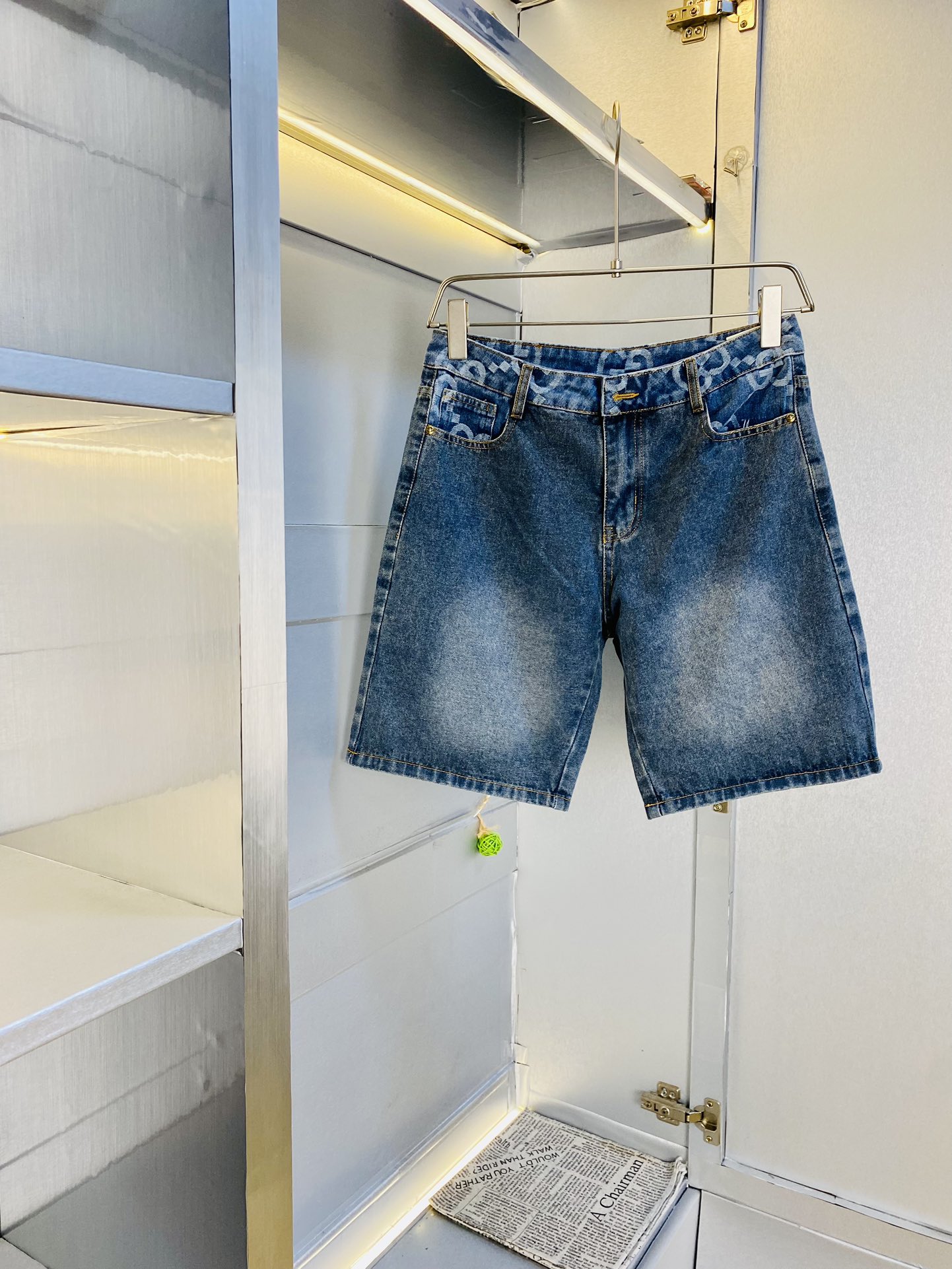 NO:510573,Original order Gucci heavy recommendation!  The latest 2025 summer essential counter series of jeans shorts, five-quarter pants, casual pants, jeans, high-end customized original hardware. The upper body effect is super positive, the leg lines are fully highlighted, the texture is tight and delicate, the upper body is very comfortable and stylish, and it is extremely practical and versatile, which is very worth buying!  Requested recommendations from old customers!  Number of codes: 30-36, gucci, shorts, jeans, alexander wang19860909原单货 古奇Gucci 重磅推荐！2025夏季必备专柜系列最新款牛仔短裤五分裤休闲裤牛仔裤高端订制原版五金 上身效果超正,腿部线条完全得到彰显,纹理 紧致细腻,上身非常舒适有型,而且极为实穿百搭,非常值得入手！老客户必收推荐！ 码数:30-36,,gucci,shorts,jeans,alexander wang,Men's clothing