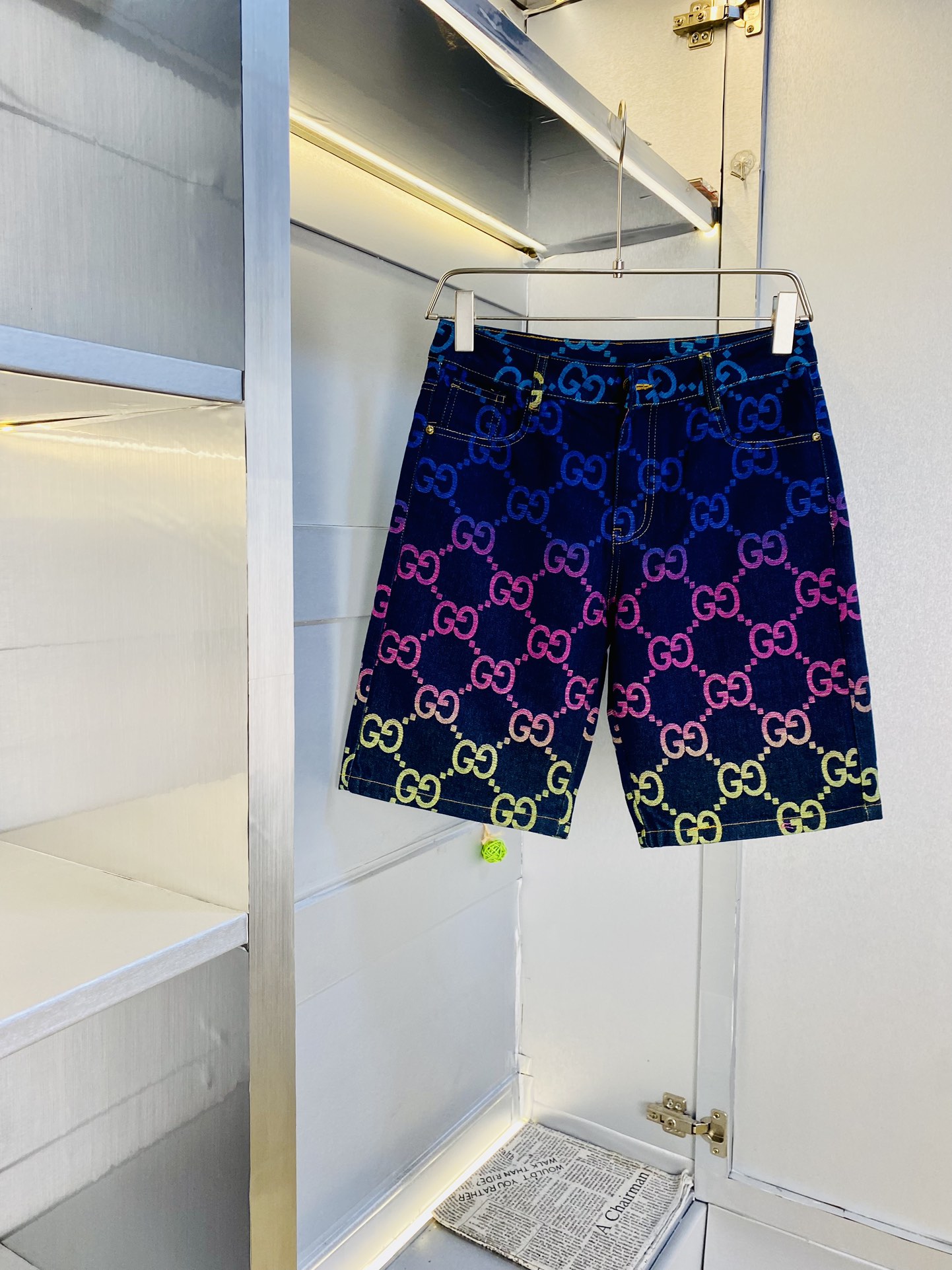 NO:510586,Original order Gucci heavy recommendation!  The latest 2025 summer essential counter series of jeans shorts, five-quarter pants, casual pants, jeans, high-end customized original hardware. The upper body effect is super positive, the leg lines are fully highlighted, the texture is tight and delicate, the upper body is very comfortable and stylish, and it is extremely practical and versatile, which is very worth buying!  Requested recommendations from old customers!  Number of codes: 30-36, gucci, shorts, jeans, alexander wang19860909原单货 古奇Gucci 重磅推荐！2025夏季必备专柜系列最新款牛仔短裤五分裤休闲裤牛仔裤高端订制原版五金 上身效果超正,腿部线条完全得到彰显,纹理 紧致细腻,上身非常舒适有型,而且极为实穿百搭,非常值得入手！老客户必收推荐！ 码数:30-36,,gucci,shorts,jeans,alexander wang,Men's clothing