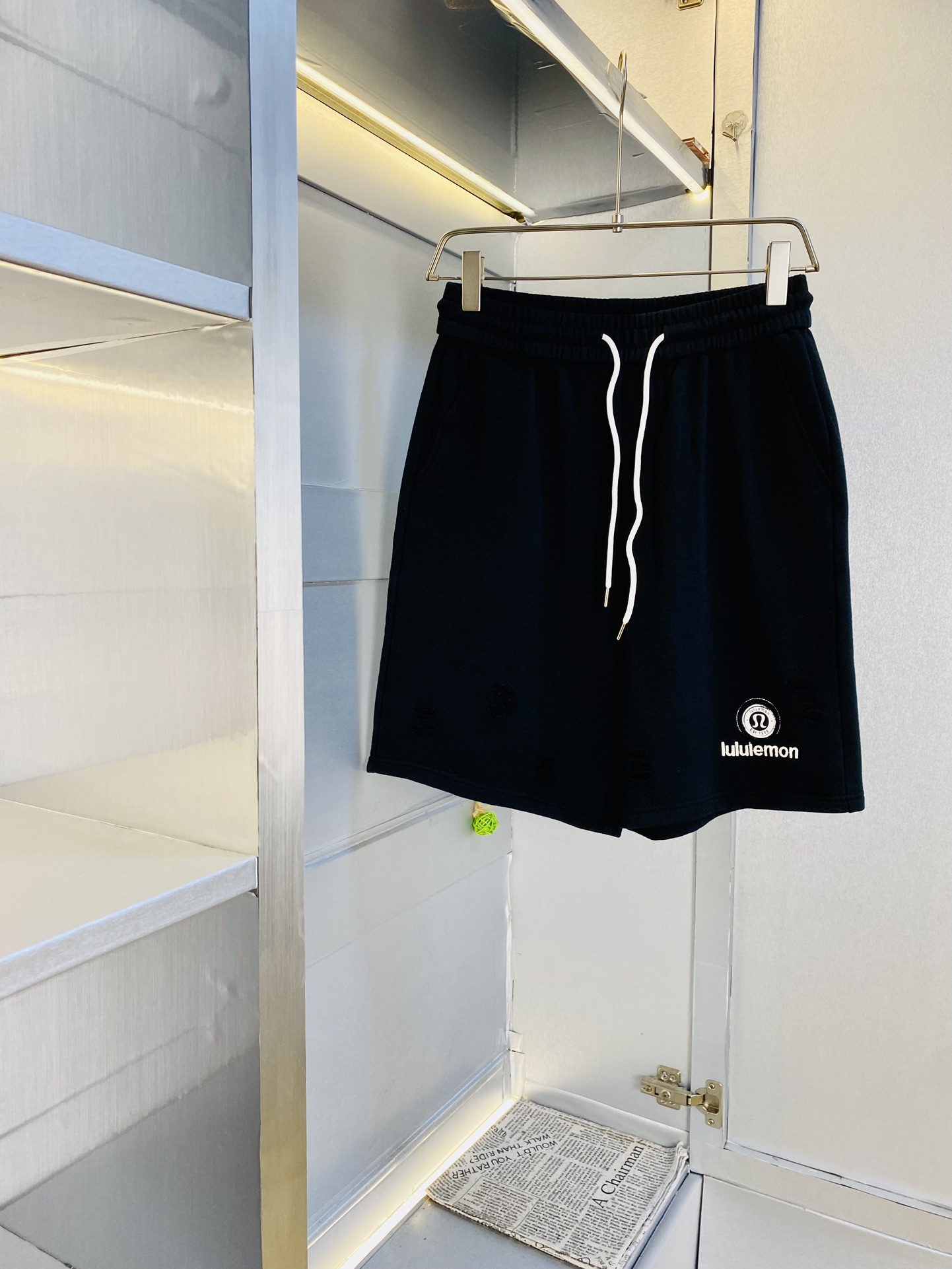 NO:446704,The Gospel of Fatty Couple Style Original Single Product 200kg Wearable Lululemon Highly Recommended!  The latest summer must-have counter series shorts, beach pants, five-quarter pants, casual pants, high-end customized original hardware. The upper body effect is super positive, the leg lines are fully demonstrated, and the imported fabric is provided by all customers. The texture is tight and delicate, the upper body is very comfortable and stylish, and it is extremely practical and versatile, which is very worth buying!  Requested recommendations from old customers!  Number of codes: M-3XL, shorts, alexander wang19860909情侣款胖子福音 原单货 200斤可穿 露露Lululemon 重磅推荐！夏季必备专柜系列最新款短裤沙滩裤五分裤休闲裤高端订制原版五金 上身效果超正,腿部线条完全得到彰显,全客供进口面料 纹理 紧致细腻,上身非常舒适有型,而且极为实穿百搭,非常值得入手！老客户必收推荐！ 码数:M-3XL,,shorts,alexander wang,Men's clothing