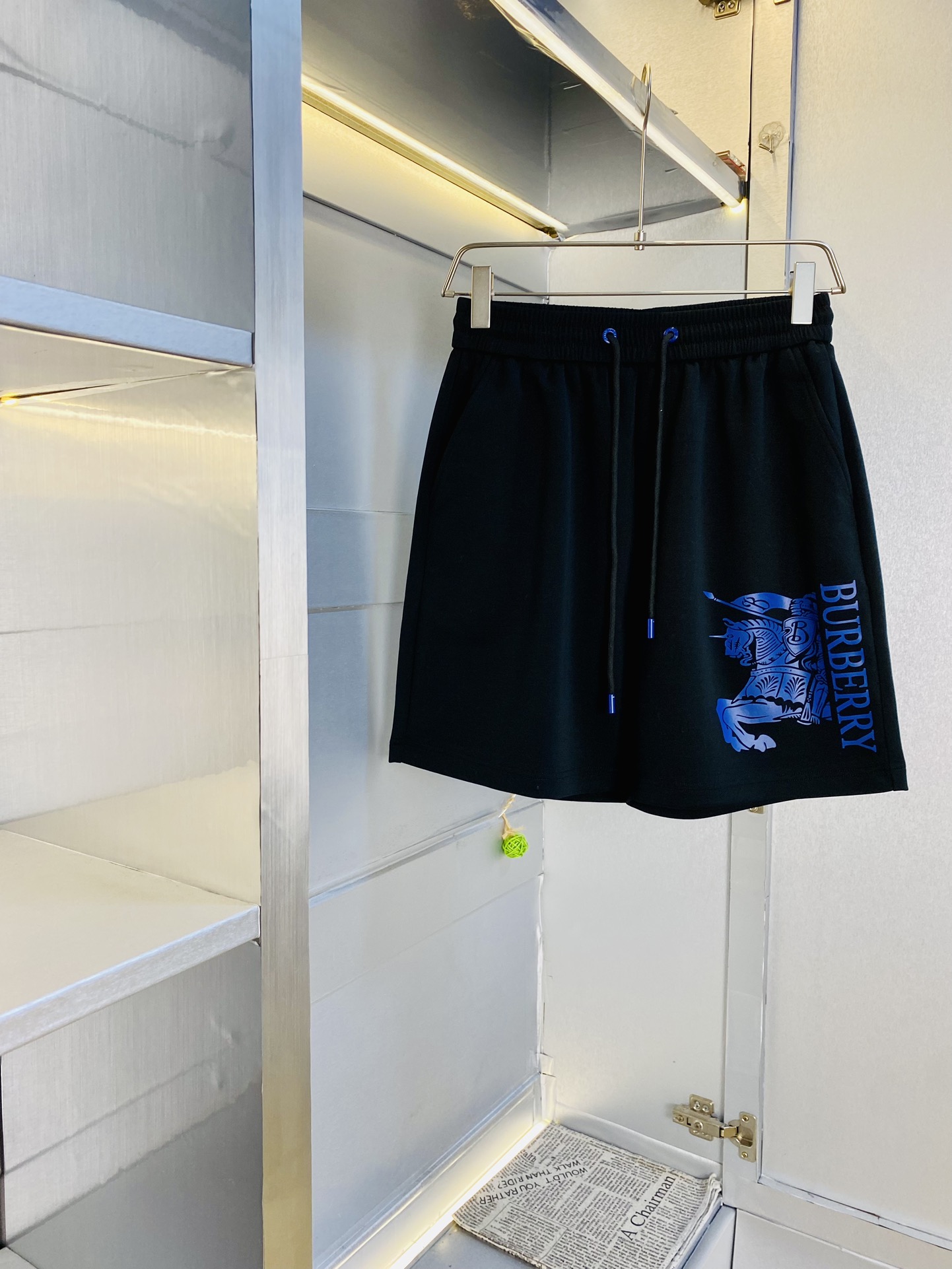 NO:446680,The Gospel of Fatty Couple Style Original Inventory 200 pounds to wear Burberry Burberry Big Recommendation!  The latest summer must-have counter series shorts, beach pants, five-quarter pants, casual pants, high-end customized original hardware. The upper body effect is super positive, the leg lines are fully demonstrated, and the imported fabric is provided by all customers. The texture is tight and delicate, the upper body is very comfortable and stylish, and it is extremely practical and versatile, which is very worth buying!  Requested recommendations from old customers!  Number of codes: M-3XL, burberry, burberry, shorts, alexander wang19860909情侣款胖子福音 原单货 200斤可穿 巴宝莉Burberry 重磅推荐！夏季必备专柜系列最新款短裤沙滩裤五分裤休闲裤高端订制原版五金 上身效果超正,腿部线条完全得到彰显,全客供进口面料 纹理 紧致细腻,上身非常舒适有型,而且极为实穿百搭,非常值得入手！老客户必收推荐！ 码数:M-3XL,,burberry,burberry,shorts,alexander wang,Men's clothing