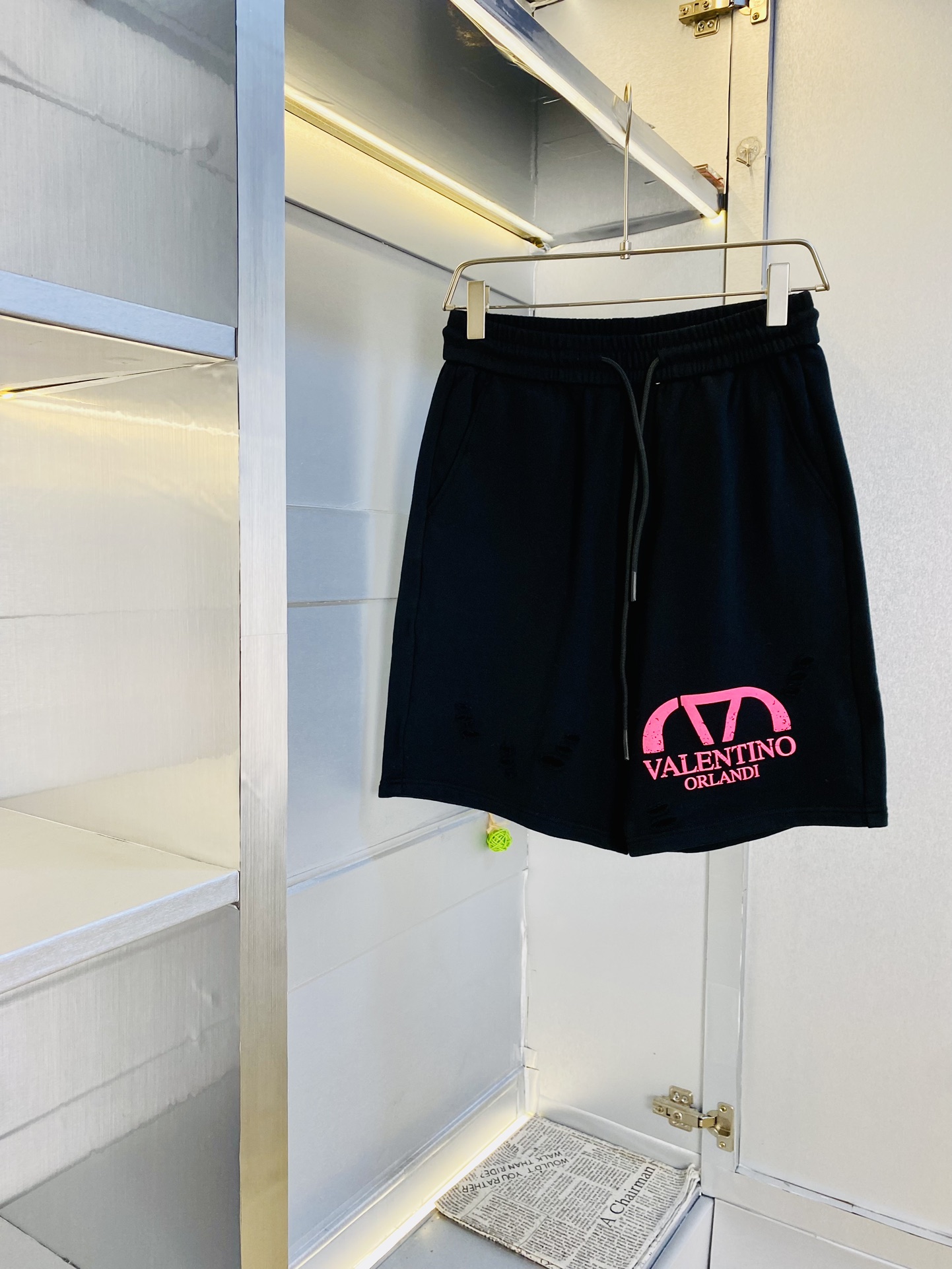 NO:480618,Gospel of Fatty Couple Style Original Single Product 200 pounds to wear Valentino Valentino Big Recommendation!  The latest version of the 2025 summer essential counter series shorts, beach pants, five-quarter pants, casual pants, high-end customized original hardware. The upper body effect is super positive, the leg lines are fully demonstrated, and the imported fabric is provided by all customers. The texture is tight and delicate, the upper body is very comfortable and stylish, and it is extremely practical and versatile, which is very worth buying!  Requested recommendations from old customers!  Code count: M-3XL, valentino, valentino, shorts, alexander wang19860909情侣款胖子福音 原单货 200斤可穿 华伦天奴Valentino 重磅推荐！2025夏季必备专柜系列最新款短裤沙滩裤五分裤休闲裤高端订制原版五金 上身效果超正,腿部线条完全得到彰显,全客供进口面料 纹理 紧致细腻,上身非常舒适有型,而且极为实穿百搭,非常值得入手！老客户必收推荐！ 码数:M-3XL,,valentino,valentino,shorts,alexander wang,Men's clothing