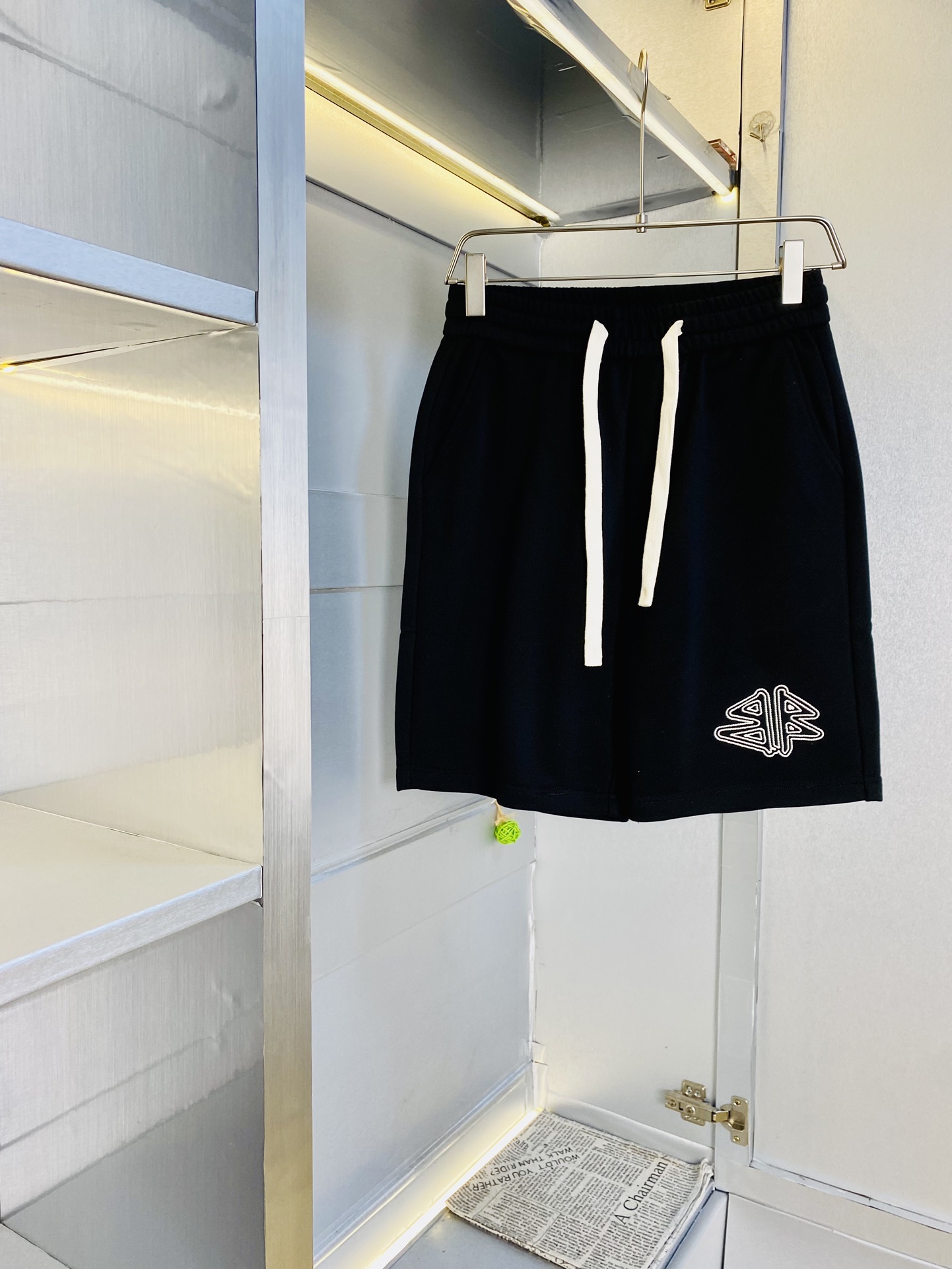 NO:446686,Gospel of Fatty Couple Style Original Single Product 200 kilograms to wear Balenciaga Balenciaga Recommended!  The latest summer must-have counter series shorts, beach pants, five-quarter pants, casual pants, high-end customized original hardware. The upper body effect is super positive, the leg lines are fully demonstrated, and the imported fabric is provided by all customers. The texture is tight and delicate, the upper body is very comfortable and stylish, and it is extremely practical and versatile, which is very worth buying!  Requested recommendations from old customers!  Number of codes: M-3XL, balenciaga, balenciaga, shorts, alexander wang19860909情侣款胖子福音 原单货 200斤可穿 巴黎世家Balenciaga 重磅推荐！夏季必备专柜系列最新款短裤沙滩裤五分裤休闲裤高端订制原版五金 上身效果超正,腿部线条完全得到彰显,全客供进口面料 纹理 紧致细腻,上身非常舒适有型,而且极为实穿百搭,非常值得入手！老客户必收推荐！ 码数:M-3XL,,balenciaga,balenciaga,shorts,alexander wang,Men's clothing