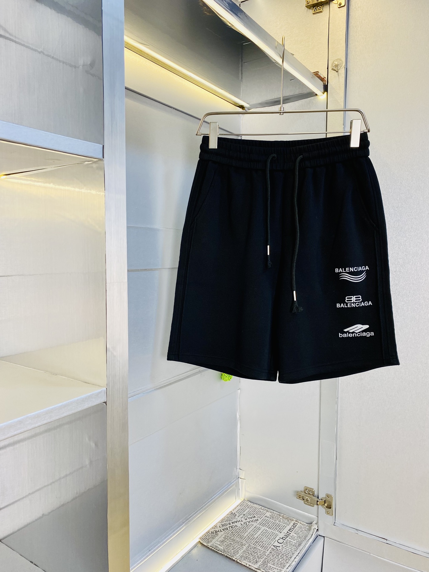 NO:480625,The Gospel of Fatty Couple Style Original Single Product 200 kilograms to wear Balenciaga Balenciaga Recommended!  The latest version of the 2025 summer essential counter series shorts, beach pants, five-quarter pants, casual pants, high-end customized original hardware. The upper body effect is super positive, the leg lines are fully demonstrated, and the imported fabric is provided by all customers. The texture is tight and delicate, the upper body is very comfortable and stylish, and it is extremely practical and versatile, which is very worth buying!  Requested recommendations from old customers!  Number of codes: M-3XL, balenciaga, balenciaga, shorts, alexander wang19860909情侣款胖子福音 原单货 200斤可穿 巴黎世家Balenciaga 重磅推荐！2025夏季必备专柜系列最新款短裤沙滩裤五分裤休闲裤高端订制原版五金 上身效果超正,腿部线条完全得到彰显,全客供进口面料 纹理 紧致细腻,上身非常舒适有型,而且极为实穿百搭,非常值得入手！老客户必收推荐！ 码数:M-3XL,,balenciaga,balenciaga,shorts,alexander wang,Men's clothing