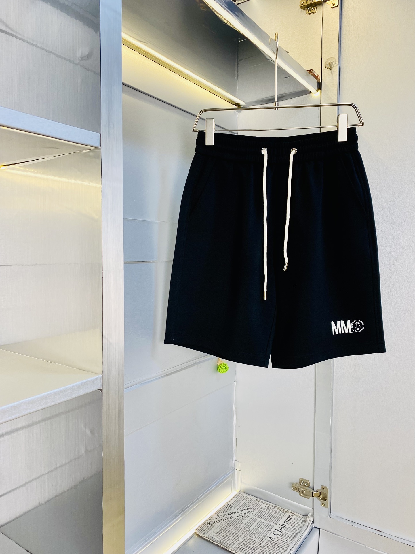 NO:480630,Gospel of Fatty Couple Style Original Single Product 200kg Wearable Majila MM6 Big Recommendation!  The latest version of the 2025 summer essential counter series shorts, beach pants, five-quarter pants, casual pants, high-end customized original hardware. The upper body effect is super positive, the leg lines are fully demonstrated, and the imported fabric is provided by all customers. The texture is tight and delicate, the upper body is very comfortable and stylish, and it is extremely practical and versatile, which is very worth buying!  Requested recommendations from old customers!  Number of codes: M-3XL, masion margiela, masion margiela, shorts, alexander wang19860909情侣款胖子福音 原单货 200斤可穿 马吉拉MM6 重磅推荐！2025夏季必备专柜系列最新款短裤沙滩裤五分裤休闲裤高端订制原版五金 上身效果超正,腿部线条完全得到彰显,全客供进口面料 纹理 紧致细腻,上身非常舒适有型,而且极为实穿百搭,非常值得入手！老客户必收推荐！ 码数:M-3XL,,masion margiela,masion margiela,shorts,alexander wang,Men's clothing