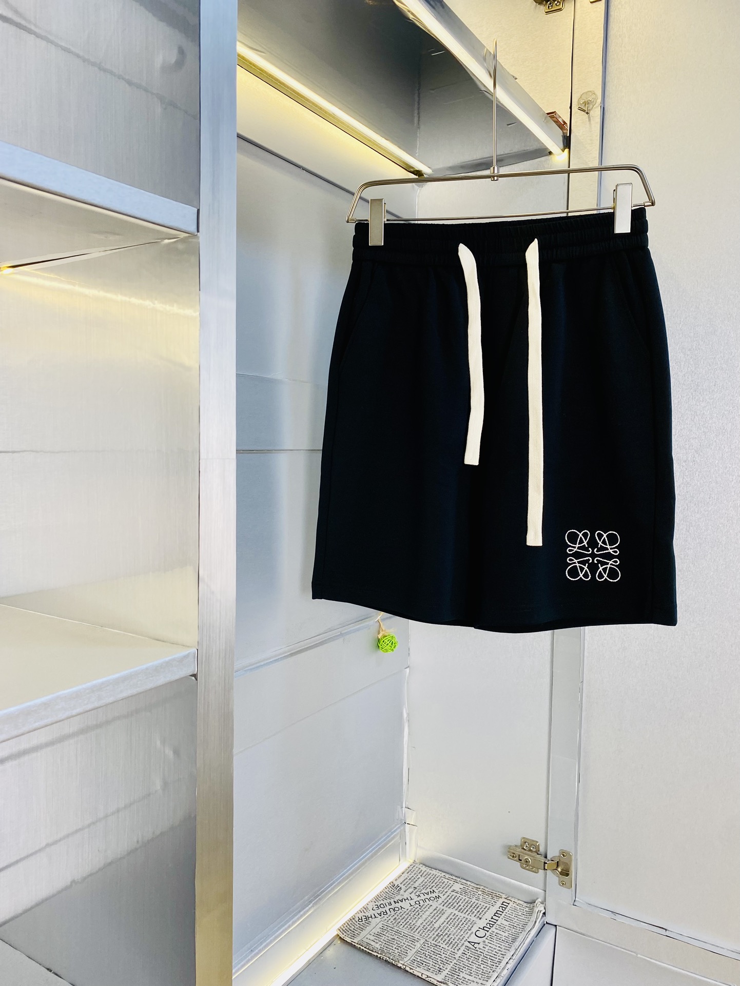 NO:446693,The Gospel of Fatty Couple Style Original Single Product 200 catties Wearable Loewe Big Recommendation!  The latest summer must-have counter series shorts, beach pants, five-quarter pants, casual pants, high-end customized original hardware. The upper body effect is super positive, the leg lines are fully demonstrated, and the imported fabric is provided by all customers. The texture is tight and delicate, the upper body is very comfortable and stylish, and it is extremely practical and versatile, which is very worth buying!  Requested recommendations from old customers!  Number of codes: M-3XL, loewe, loewe, shorts, alexander wang19860909情侣款胖子福音 原单货 200斤可穿 罗意威Loewe 重磅推荐！夏季必备专柜系列最新款短裤沙滩裤五分裤休闲裤高端订制原版五金 上身效果超正,腿部线条完全得到彰显,全客供进口面料 纹理 紧致细腻,上身非常舒适有型,而且极为实穿百搭,非常值得入手！老客户必收推荐！ 码数:M-3XL,,loewe,loewe,shorts,alexander wang,Men's clothing