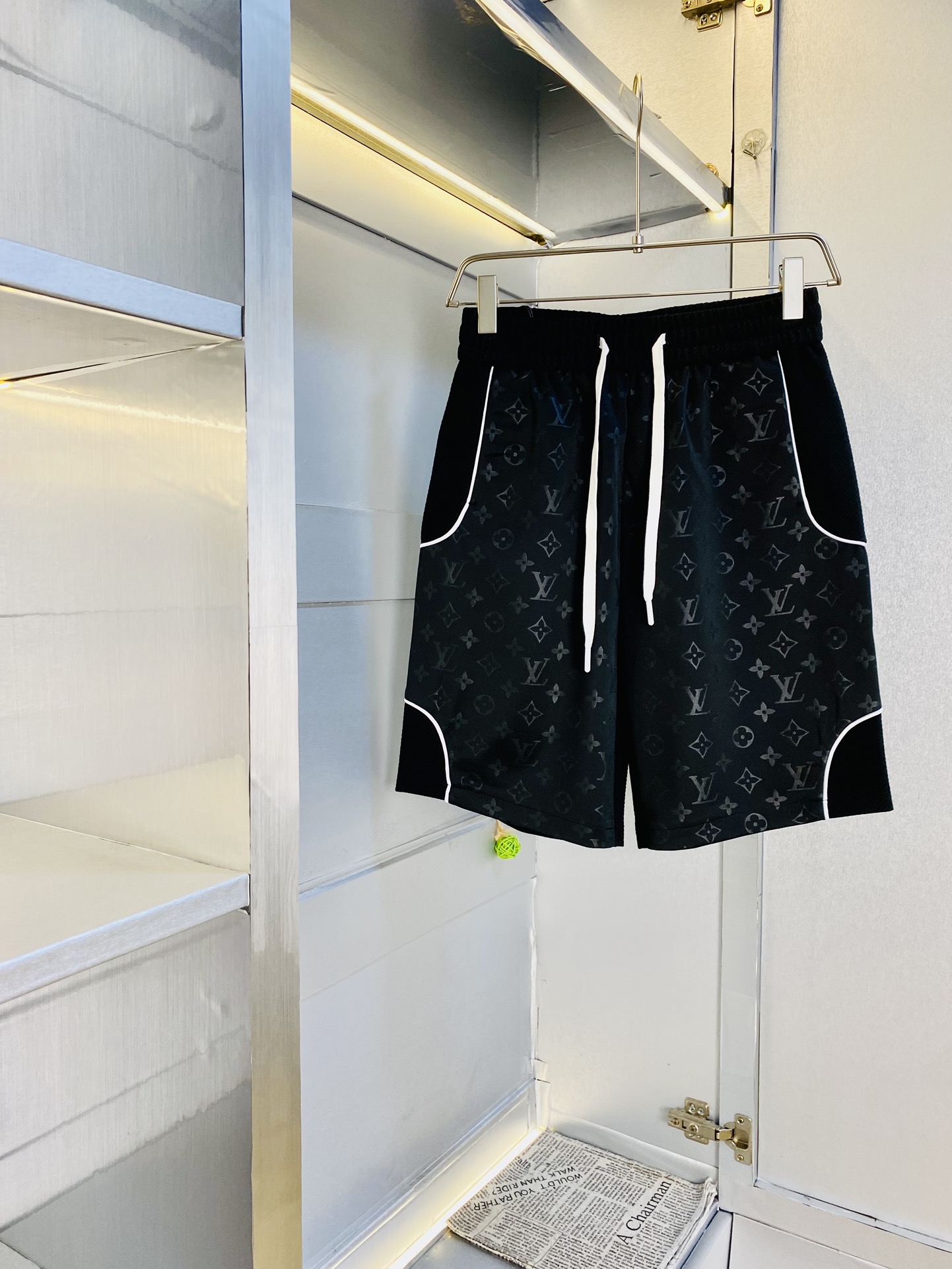 NO:510592,The gospel of the couple's fat man, 200 pounds to wear, Louis Vuitton Lv, a big recommendation!  The latest version of the 2025 summer essential counter series shorts, beach pants, five-quarter pants, casual pants, high-end customized original hardware. The upper body effect is super positive, the leg lines are fully demonstrated, and the imported fabric is provided by all customers. The texture is tight and delicate, the upper body is very comfortable and stylish, and it is extremely practical and versatile, which is very worth buying!  Requested recommendations from old customers!  Number of codes: M-3XL, louis vuitton,louis vuitton, shorts,alexander wang19860909情侣款胖子福音 200斤可穿 路易威登Lv 重磅推荐！2025夏季必备专柜系列最新款短裤沙滩裤五分裤休闲裤高端订制原版五金 上身效果超正,腿部线条完全得到彰显,全客供进口面料 纹理 紧致细腻,上身非常舒适有型,而且极为实穿百搭,非常值得入手！老客户必收推荐！ 码数:M-3XL,,louis vuitton,louis vuitton,shorts,alexander wang,Men's clothing