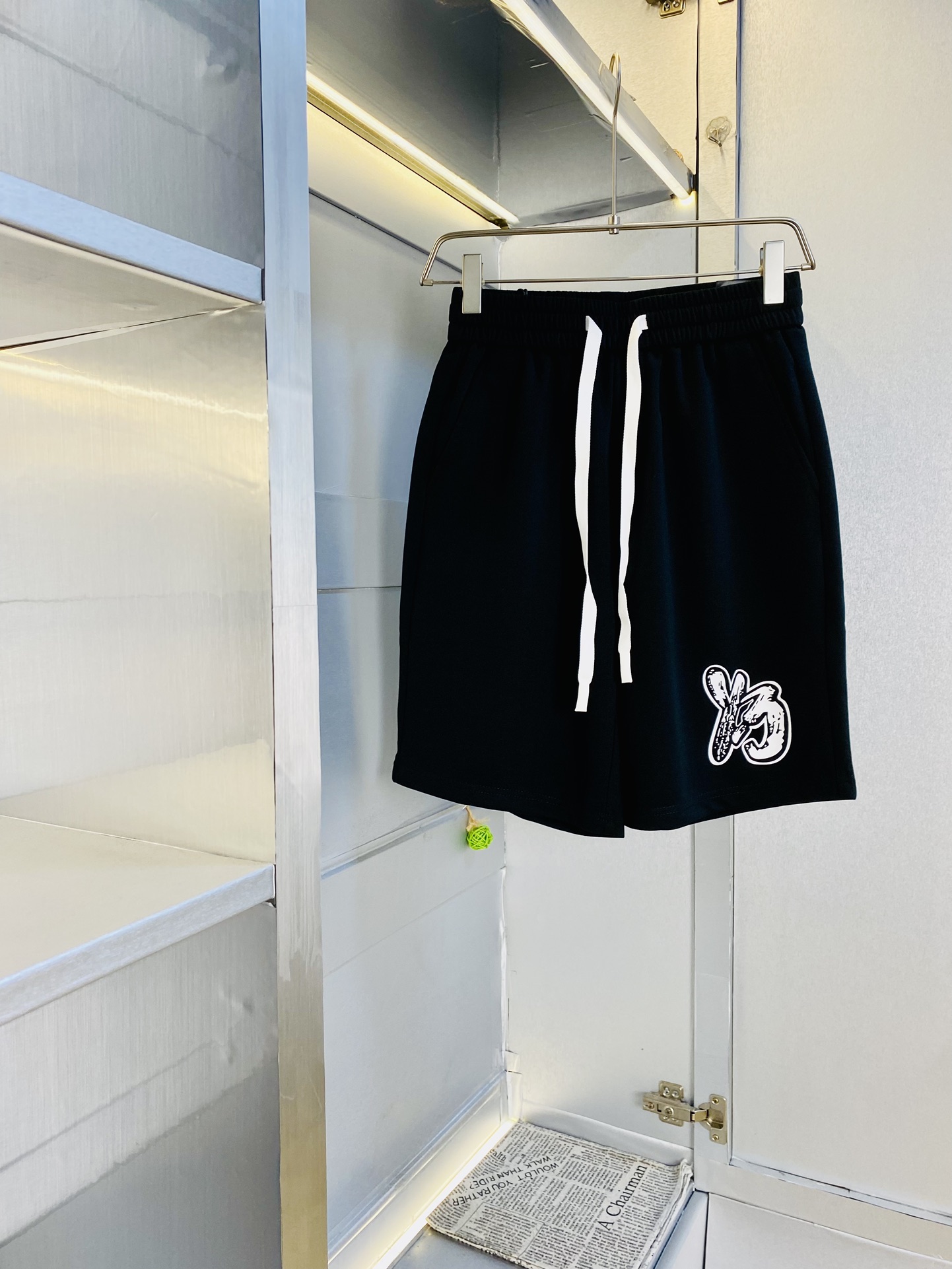 NO:420656,The gospel of couples, a fat man, can be worn with kilograms, Y-3 y3 heavy recommendation!  The latest summer must-have counter series shorts, beach pants, five-quarter pants, casual pants, high-end customized original hardware. The upper body effect is super positive, the leg lines are fully demonstrated, and the imported fabric is provided by all customers. The texture is tight and delicate, the upper body is very comfortable and stylish, and it is extremely practical and versatile, which is very worth buying!  Requested recommendations from old customers!  Number of codes: M-3XL, shorts, alexander wang19860909情侣款胖子福音 斤可穿 Y-3 y3重磅推荐！夏季必备专柜系列最新款短裤沙滩裤五分裤休闲裤高端订制原版五金 上身效果超正,腿部线条完全得到彰显,全客供进口面料 纹理 紧致细腻,上身非常舒适有型,而且极为实穿百搭,非常值得入手！老客户必收推荐！ 码数:M-3XL,,shorts,alexander wang,Men's clothing